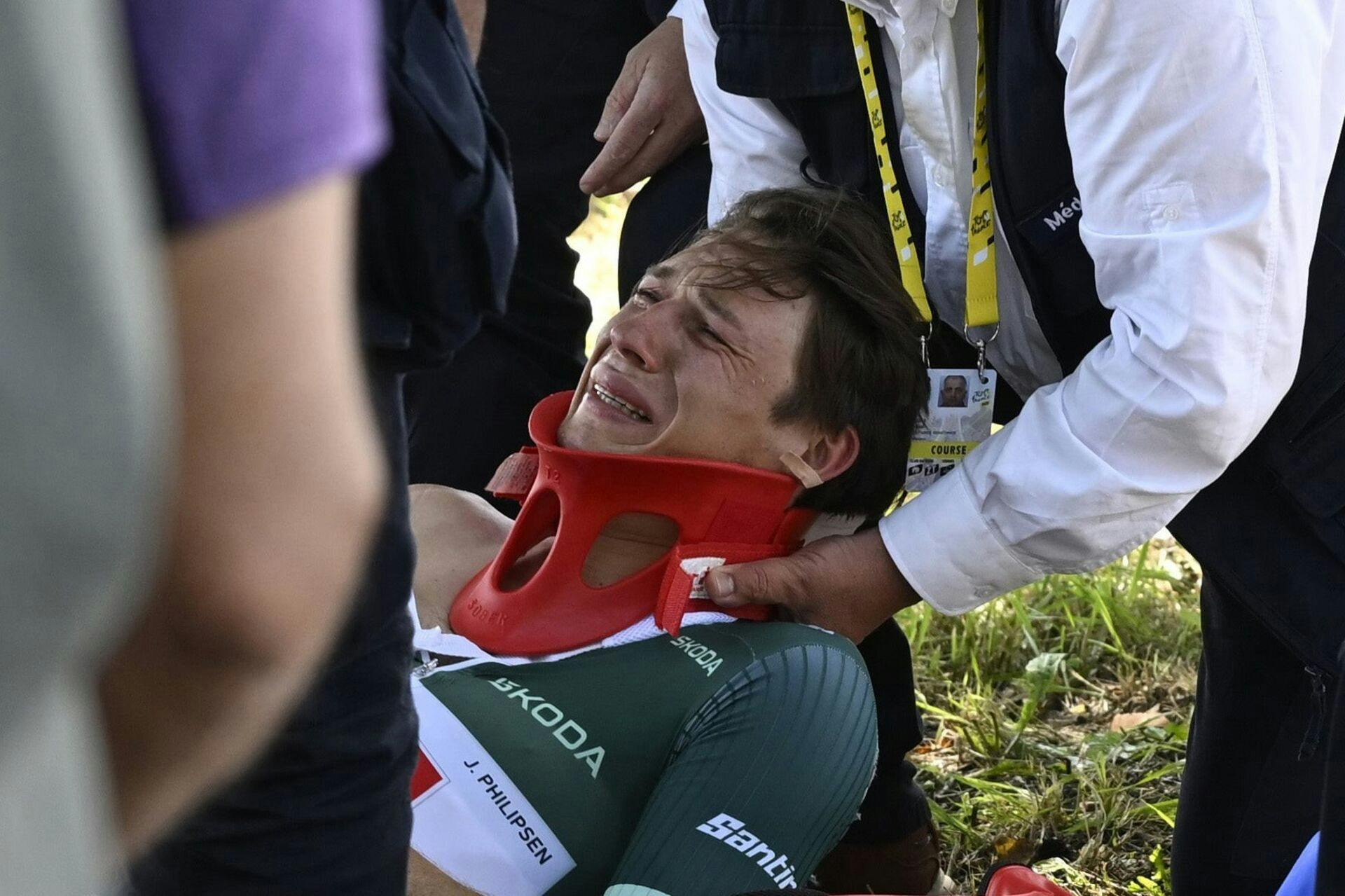 Sprinter Jasper Philipsen skal formentlig bruge en hel del tid på at komme sig efter det voldsomme styrt, der mandag betød hans alt for tidlige exit fra Tour de France