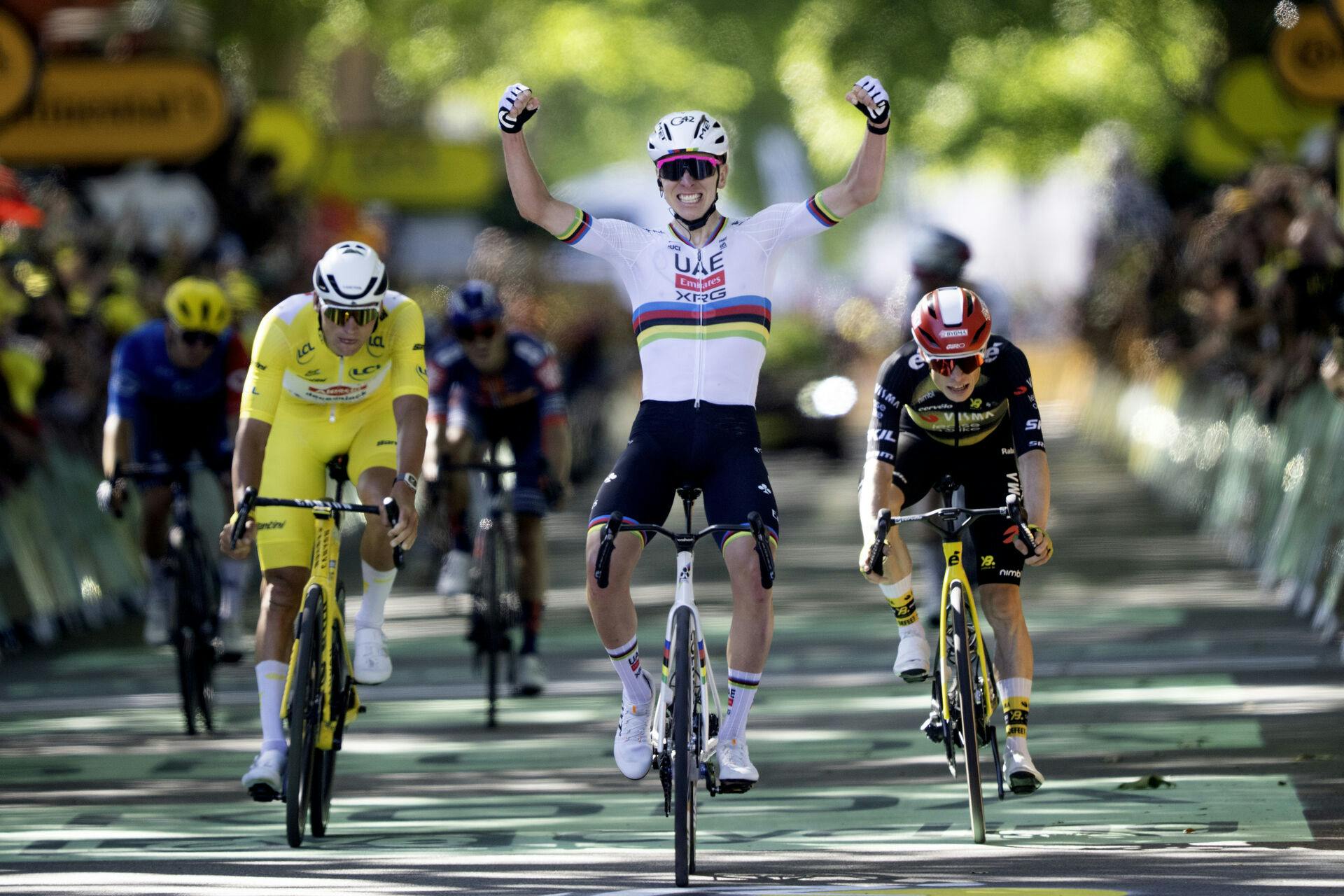 Ved målstregen i tirsdagens etape af Tour de France trak en mand pludseligt en kniv og sårede en betjent. Episoden skete to timer, før Tadej Pogacar kørte over målstregen som den første.