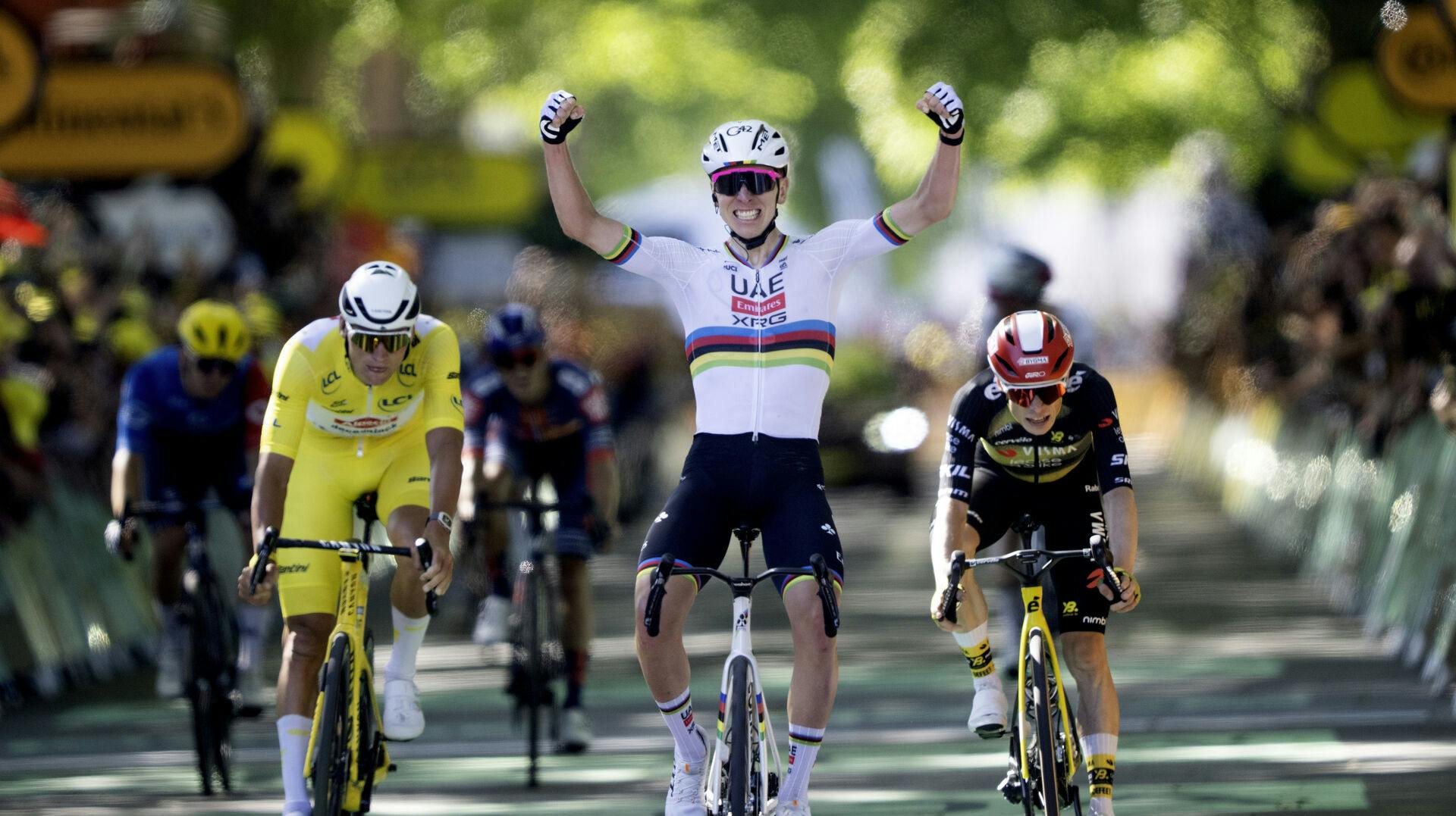 Ved målstregen i tirsdagens etape af Tour de France trak en mand pludseligt en kniv og sårede en betjent. Episoden skete to timer, før Tadej Pogacar kørte over målstregen som den første.