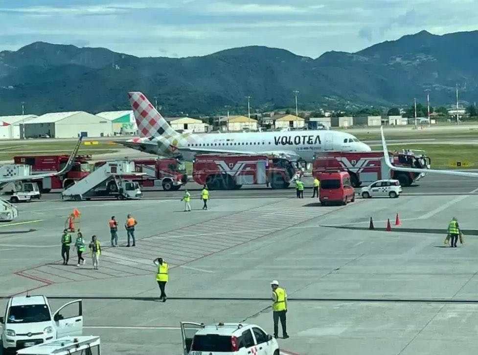 Det er en Airbus A319 fra flyselskabet Volotea med kurs mod Spanien, der var indvolveret i ulykken, der har kostet en mand livet.