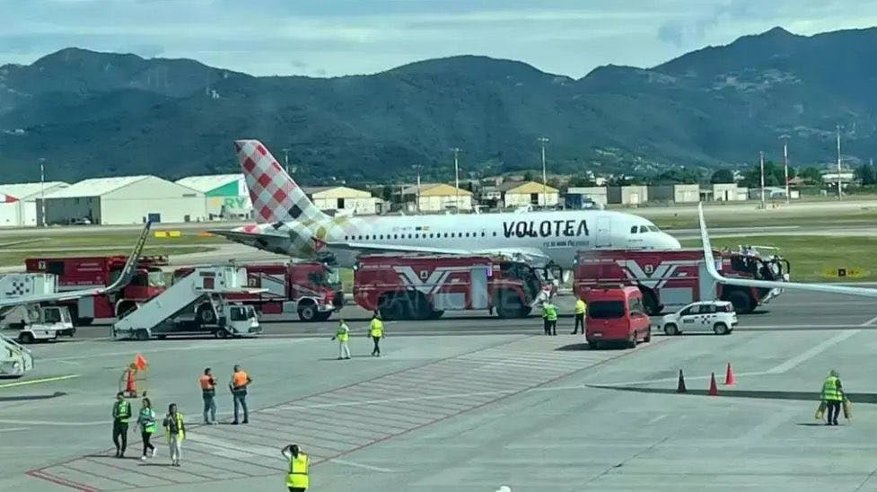 Det er en Airbus A319 fra flyselskabet Volotea med kurs mod Spanien, der var indvolveret i ulykken, der har kostet en mand livet.