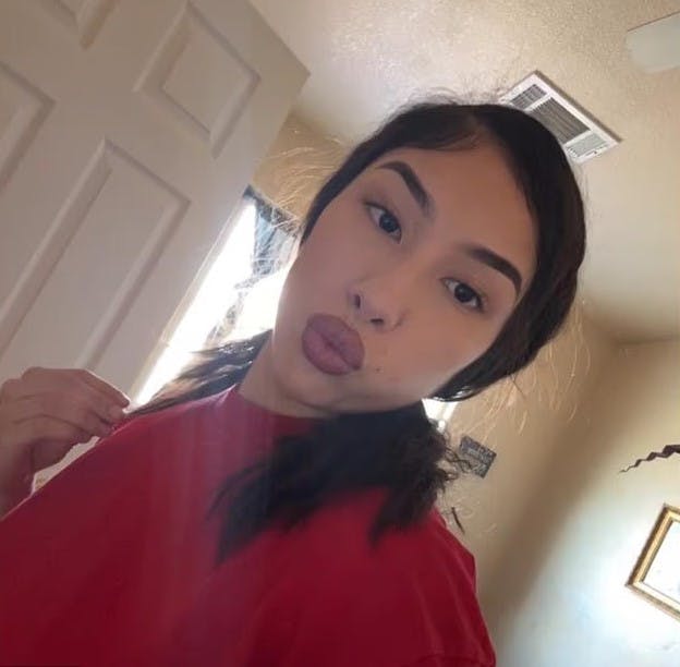 Den 20-årige mor Maya Martinez fra Californien efterlod sine børn i en bagende varm bil, mens hun fik lavet større læber. Nu er hendes 1-årige søn død.