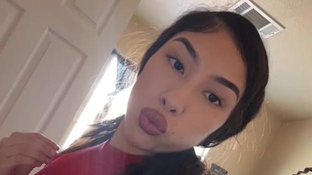 Den 20-årige mor Maya Martinez fra Californien efterlod sine børn i en bagende varm bil, mens hun fik lavet større læber. Nu er hendes 1-årige søn død.