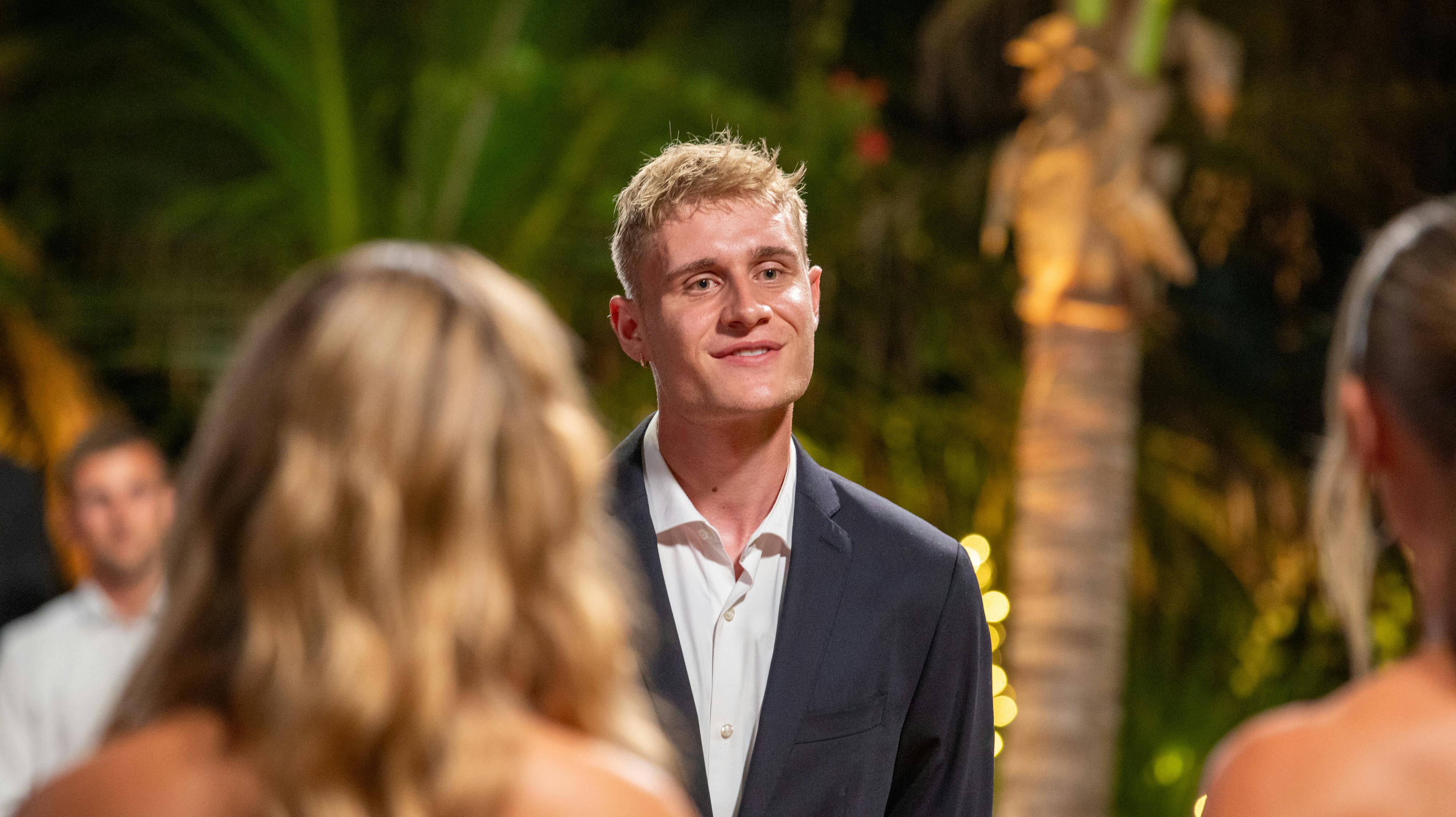 Alexander forlod ni år ældre kvinde.