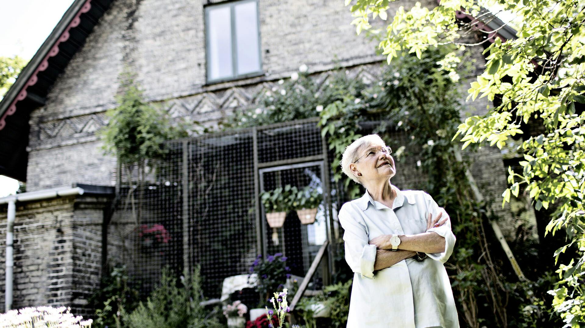 Her ses nu afdøde Hanne Reintoft - socialrådgiver, forfatter og brevkasseredaktør - foran sit hjem i haven på Frederiksberg.