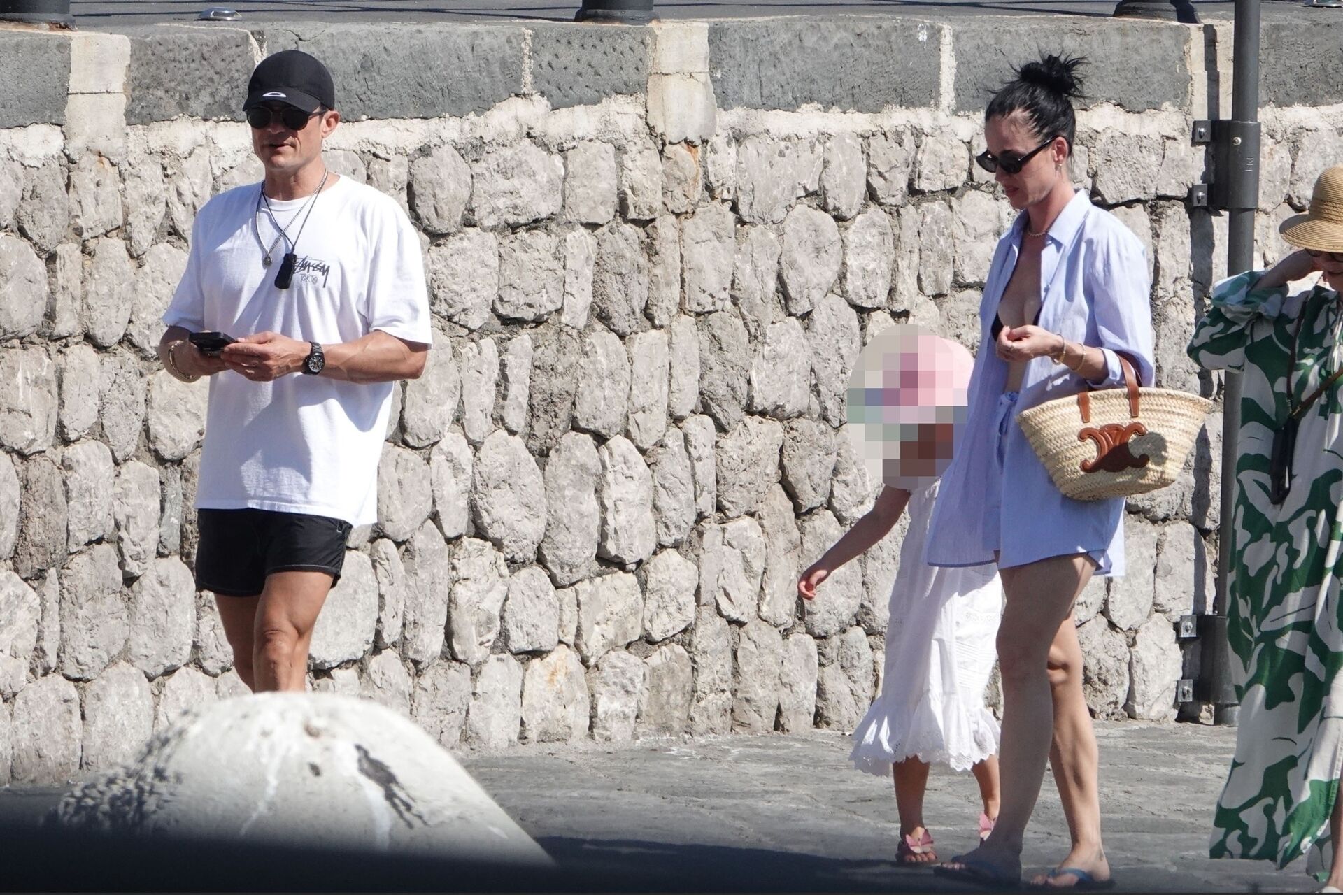 Eksparret gik en tur i Capri med datteren Daisy Dove.