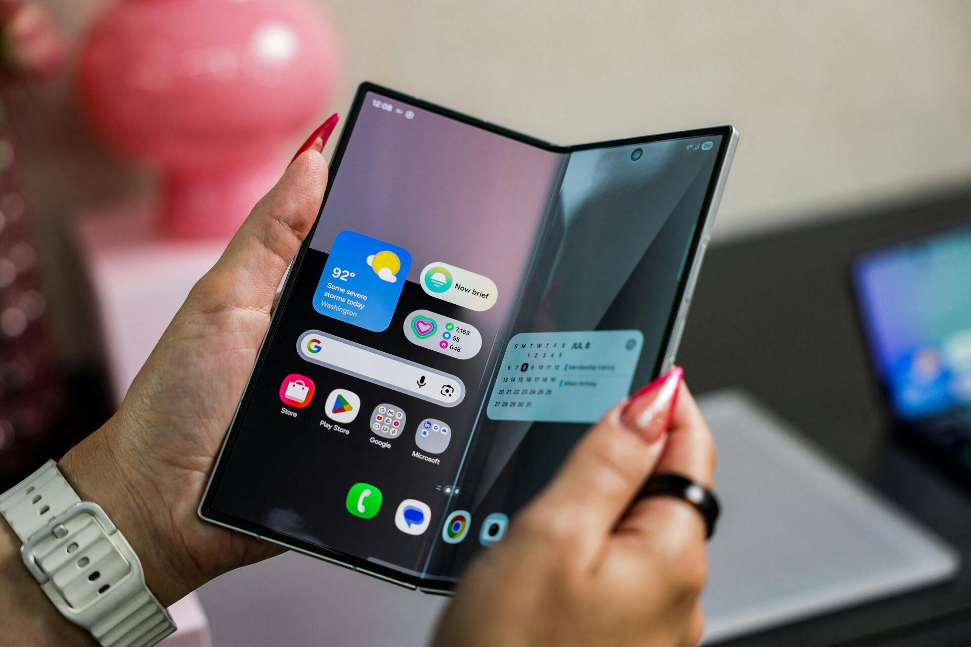 Samsung Galaxy Z Fold 7 vejer trods sin størrelse blot 215 gram. Forklaringen er naturligvis valget af byggematerialer, som er i den absolut lette ende.