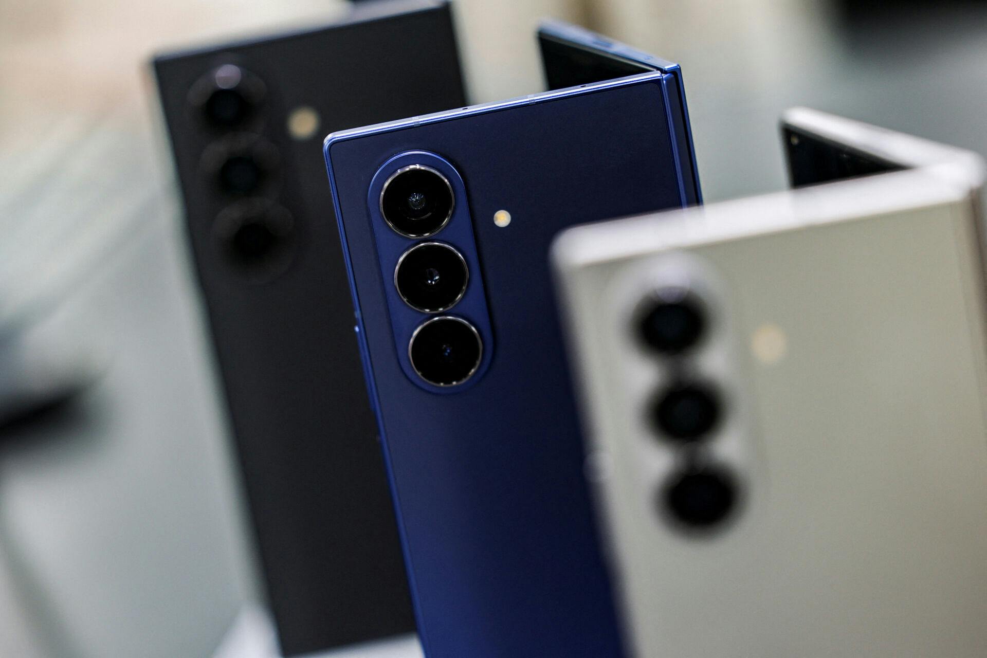 Samsung Galaxy Z Fold 7 er den største af de nye modeller, men tyndere end nogensinde. Herhjemme koster modellen fra 16.499 kroner (med 256 gigabyte hukommmelse) til 19.999 kroner, hvis du har brug for 1 terabyte plads. Mellemmodellen med en halv terabyte plads koster 17.499 kroner.