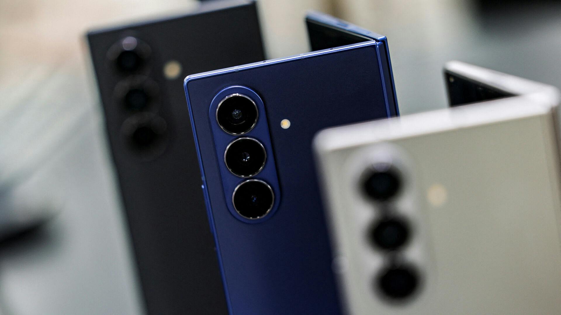 Samsung Galaxy Z Fold 7 er den største af de nye modeller, men tyndere end nogensinde. Herhjemme koster modellen fra 16.499 kroner (med 256 gigabyte hukommmelse) til 19.999 kroner, hvis du har brug for 1 terabyte plads. Mellemmodellen med en halv terabyte plads koster 17.499 kroner.