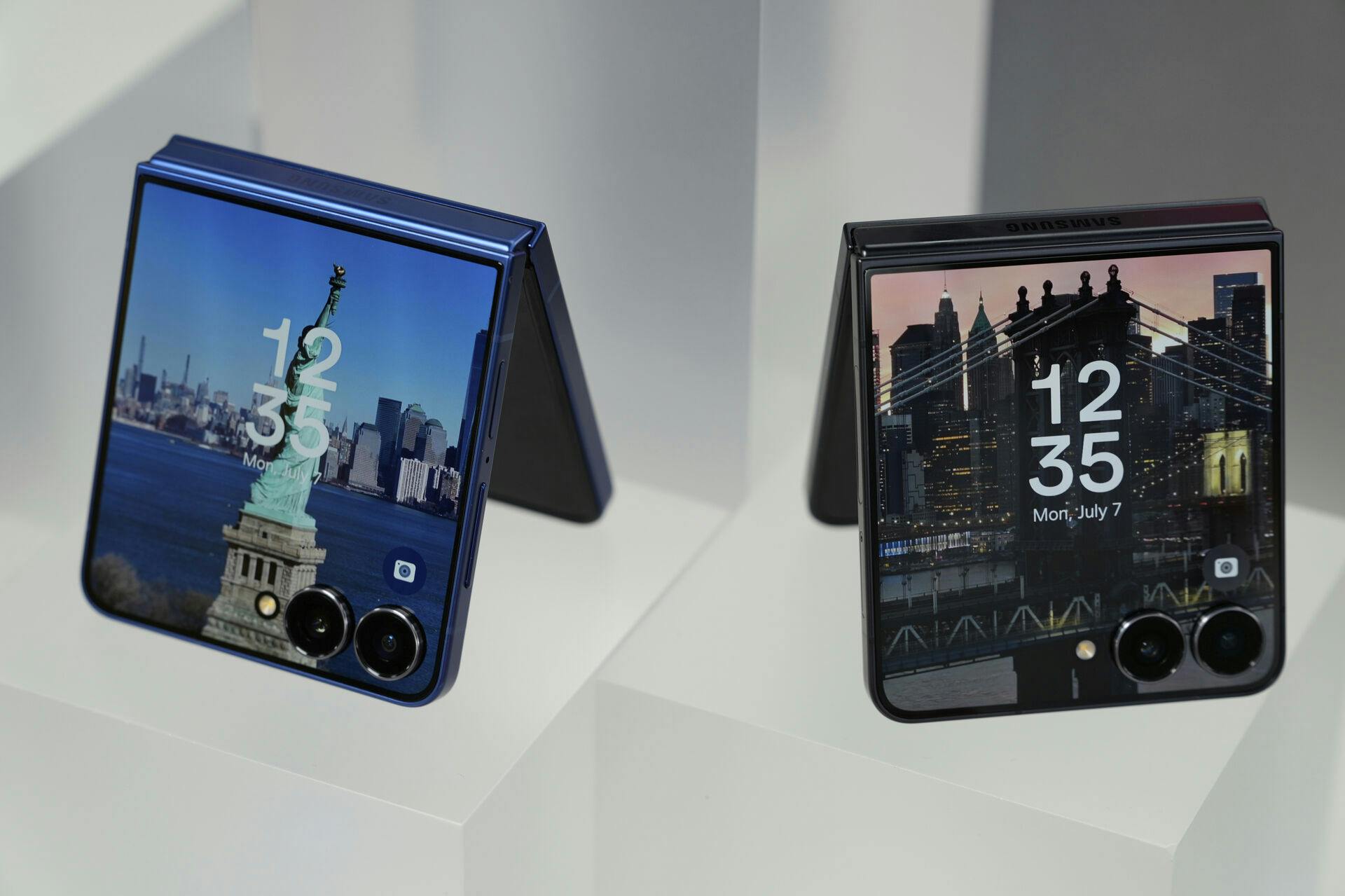Samsung har også lanceret den nye Galaxy Z Flip 7, hvor displayet på forsiden nu fylder det hele. Modellen koster 9499 kroner med 256 gigabyte lagerplads, mens modellen med 512 gigabyte plads koster 10.499 kroner.