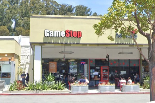 Balladen fandt sted foran en GameStop-forretning i Californien.