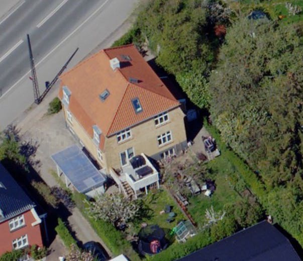 Det er denne bolig i Vanløse, hvor parret indtil nu har ejet de øverste to etager. 