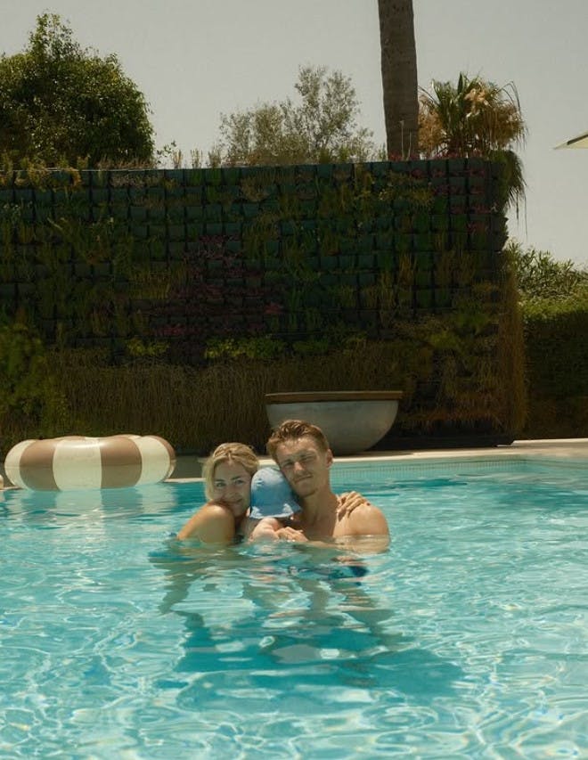 Martin Ødegaard og hustruen nyder det dejlige vejr i poolen med deres søn.