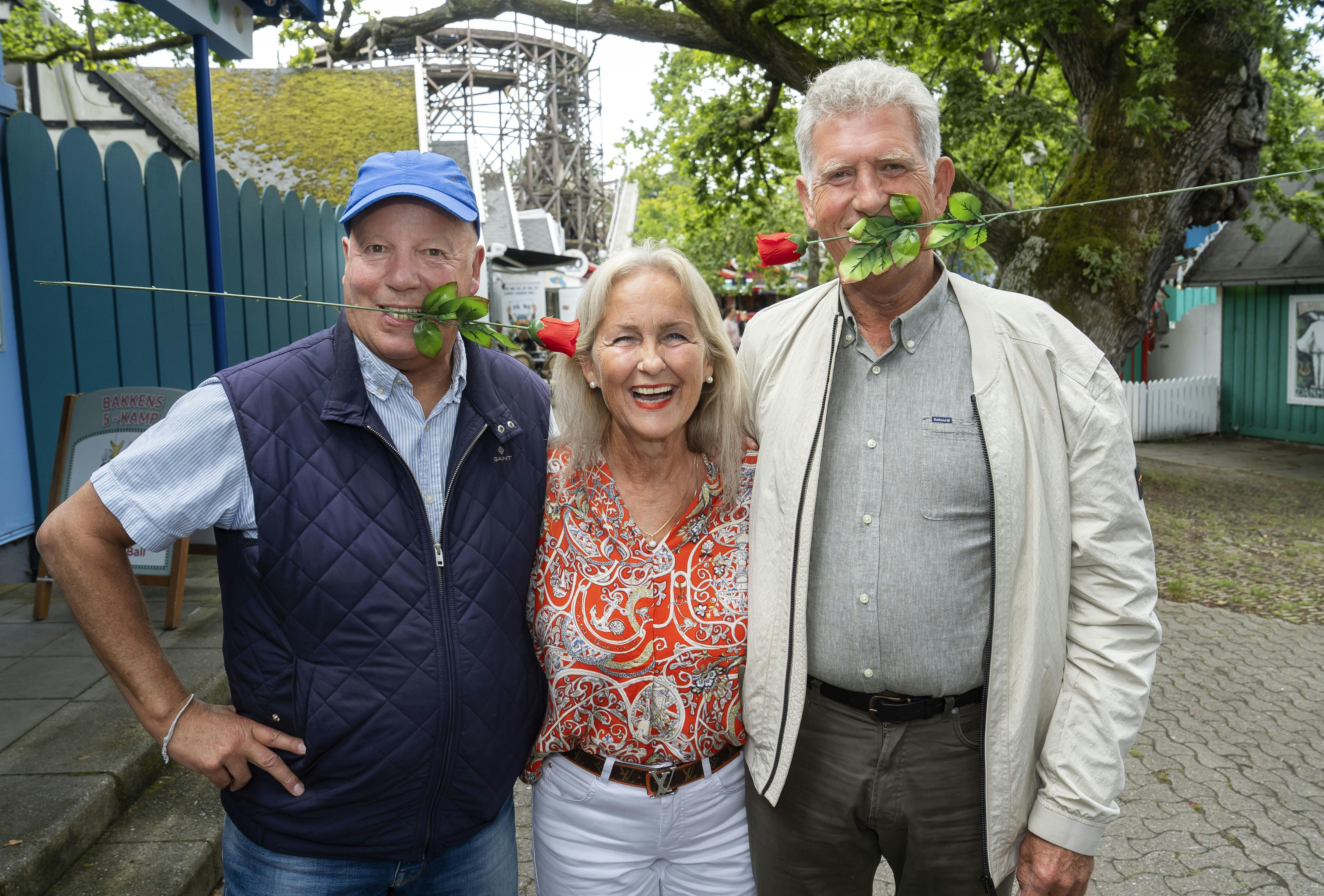 Lise-Lotte Bak, 64, hyggede sig med Frank Hartvig Andersen, 71, og Lars Bjørslev, 68, på Bakken. 