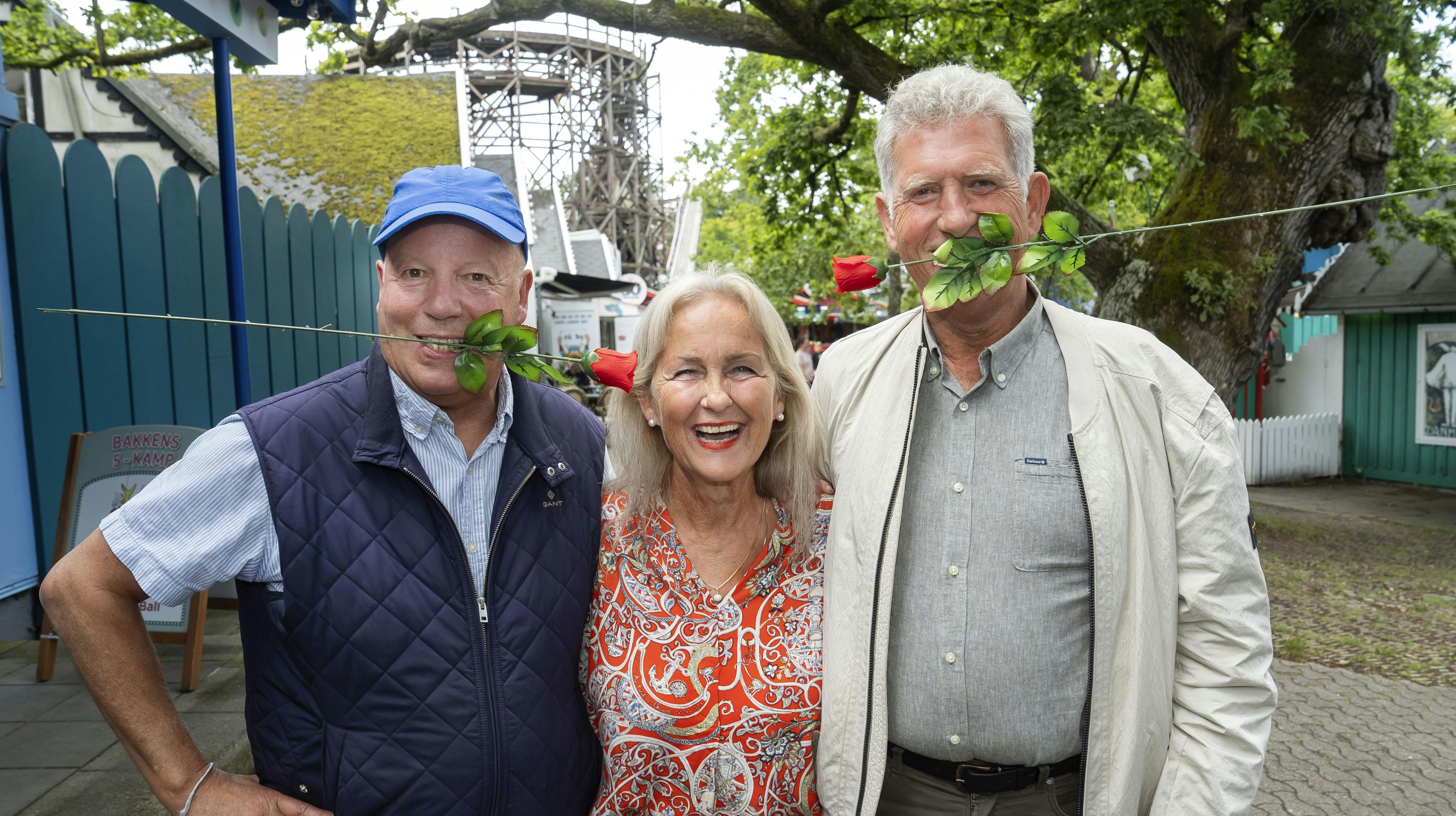 Lise-Lotte Bak, 64, hyggede sig med Frank Hartvig Andersen, 71, og Lars Bjørslev, 68, på Bakken.