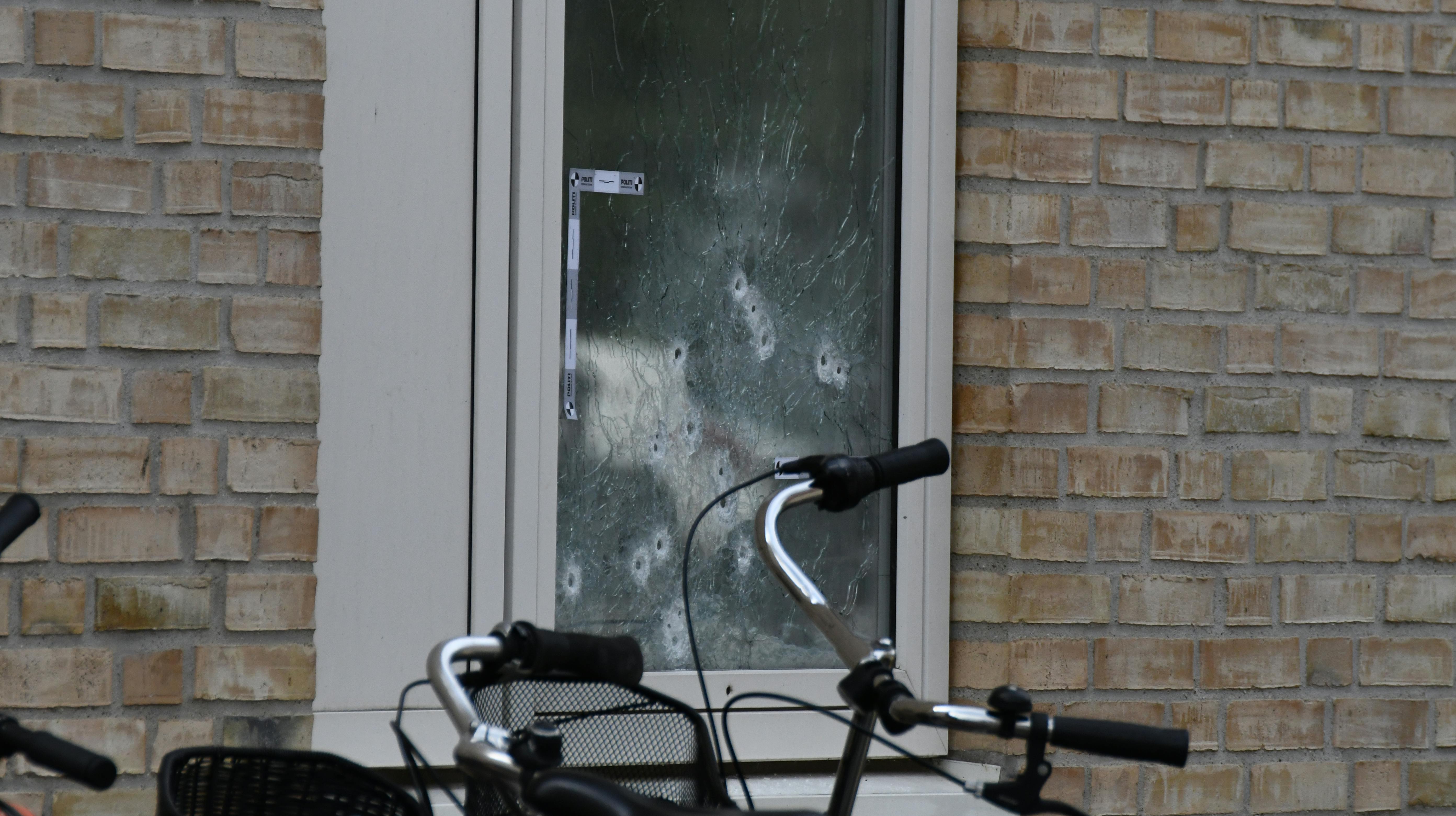 Kæresten blev ramt i hals af et projektil, da gerningsmændene skød ind ad vinduet i rockerens hjem i Sydhavnen adskillige gange.