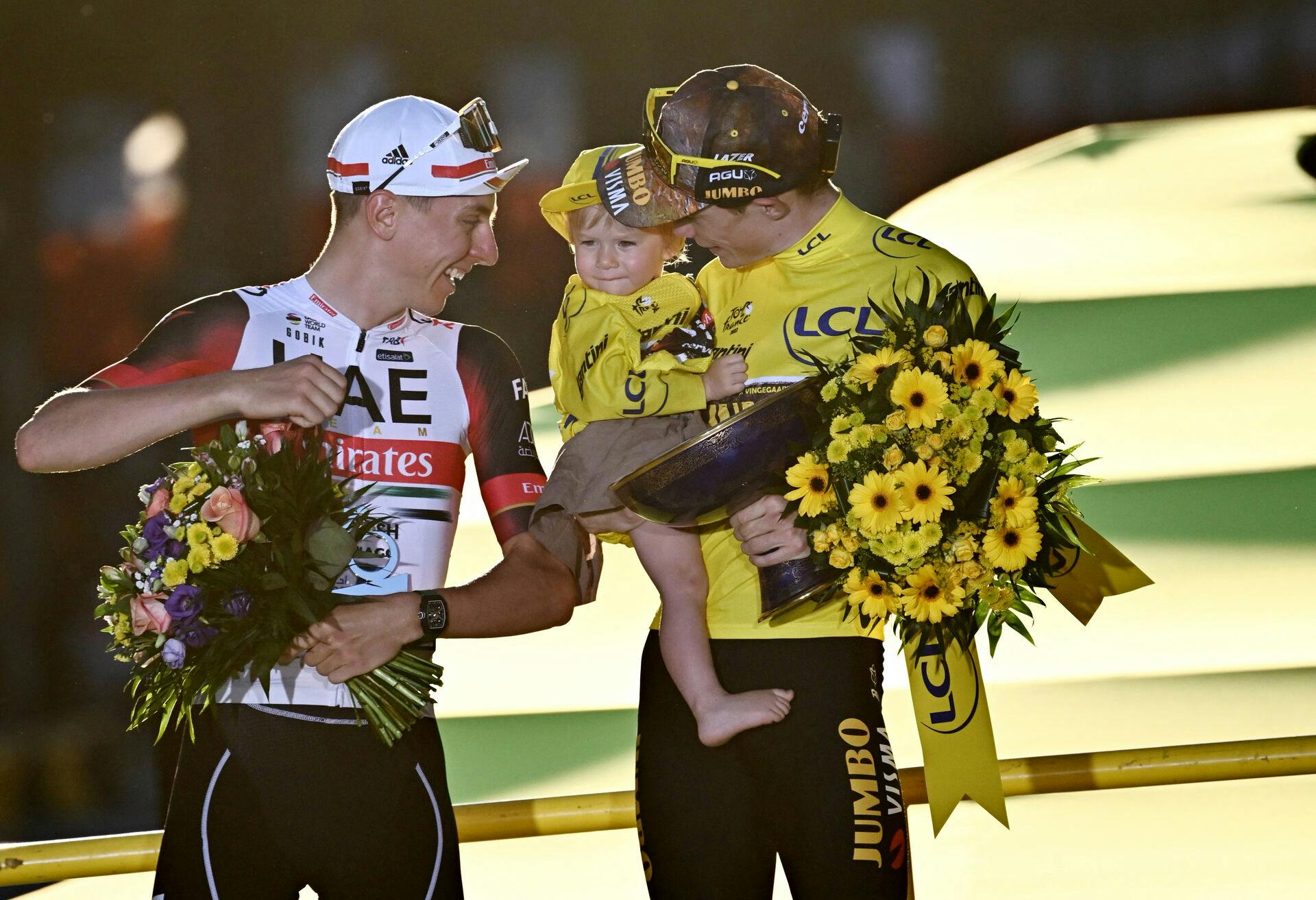 Frida var med på podiet, da Jonas Vingegaard vandt Tour de France første gang i 2021.