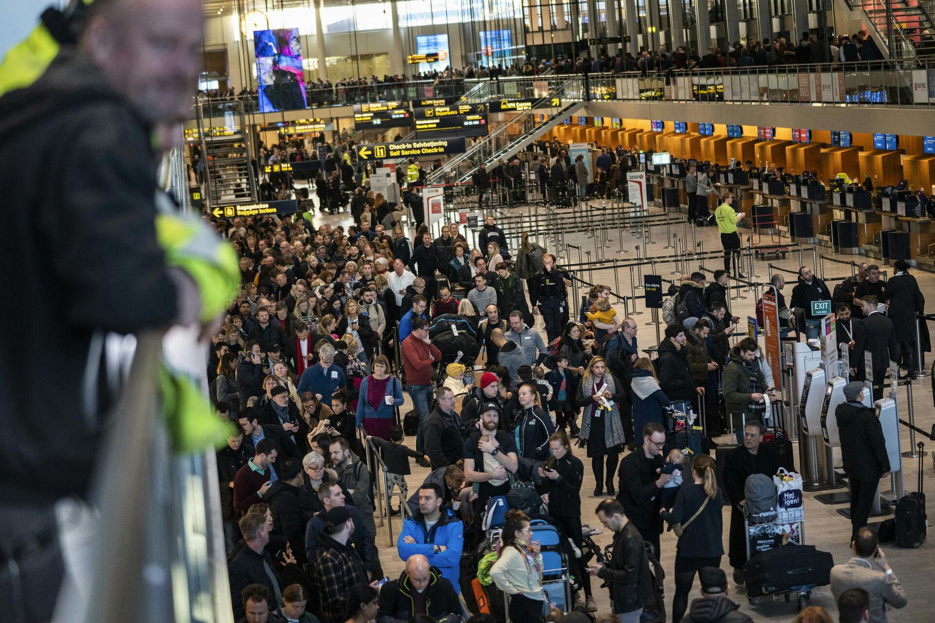 Kø til sikkerhedskontrollen i Københavns Lufthavn, onsdag den 5. februar 2020. Denne sommer kan der igen vente kaos, forsinkelser og lange køer.