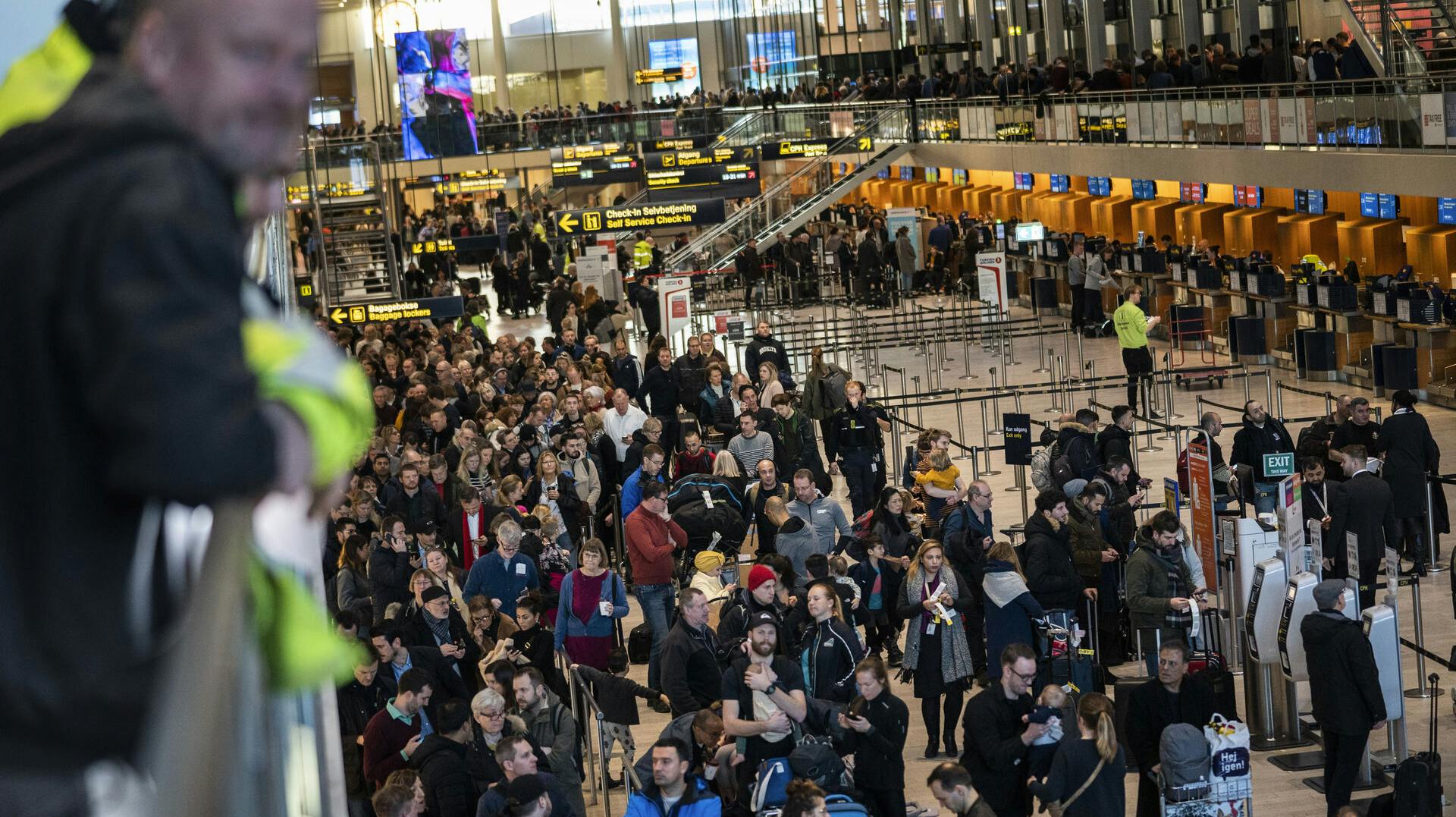 Kø til sikkerhedskontrollen i Københavns Lufthavn, onsdag den 5. februar 2020. Denne sommer kan der igen vente kaos, forsinkelser og lange køer.