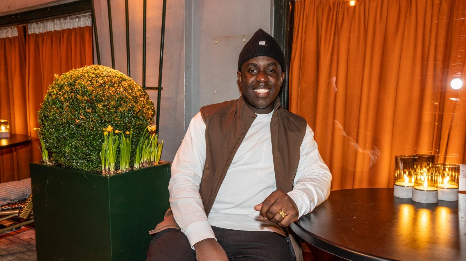 Melvin Kakooza har også kastet sig over livet som natklubejer, hvor han tidligere i år startede baren Koko.