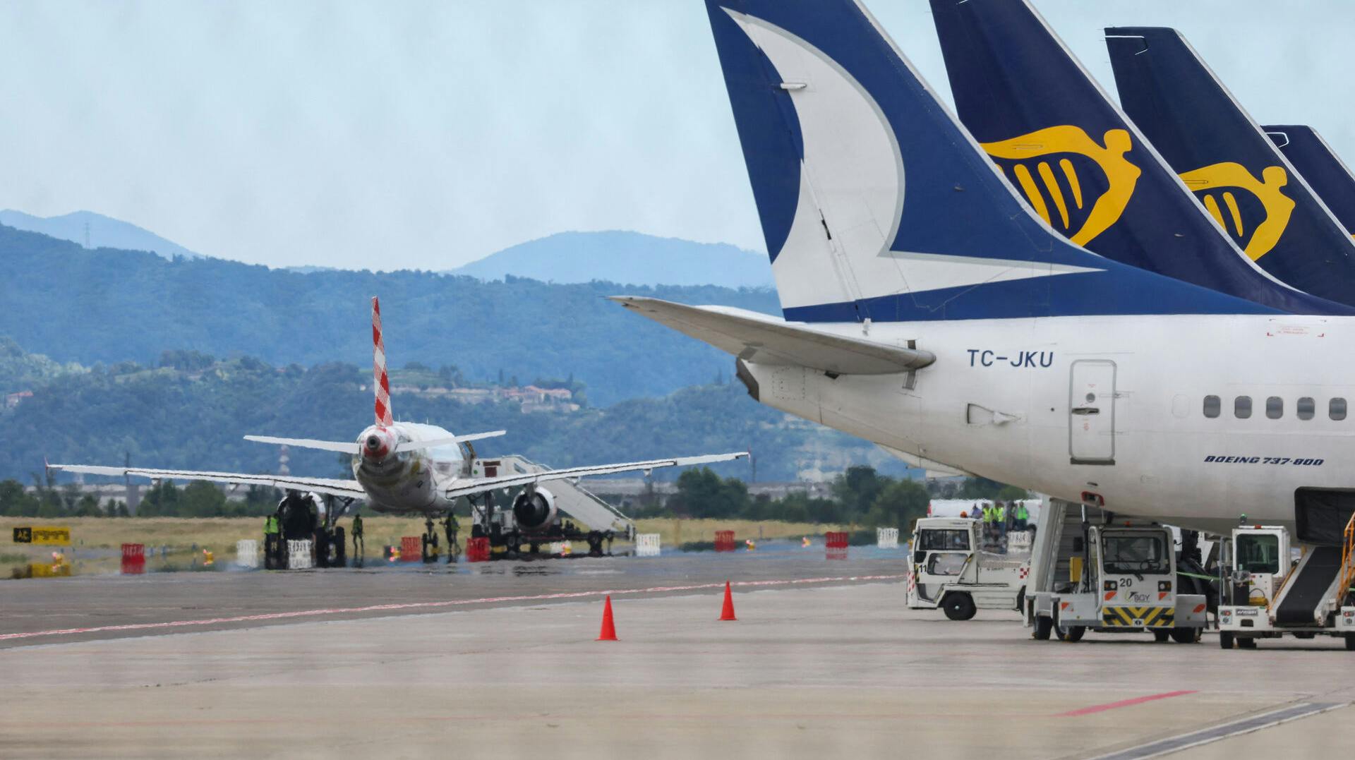 Det er en Airbus A319 (tv) fra flyselskabet Volotea med kurs mod Spanien, der var involveret i ulykken, der tirsdag kostede en mand livet.