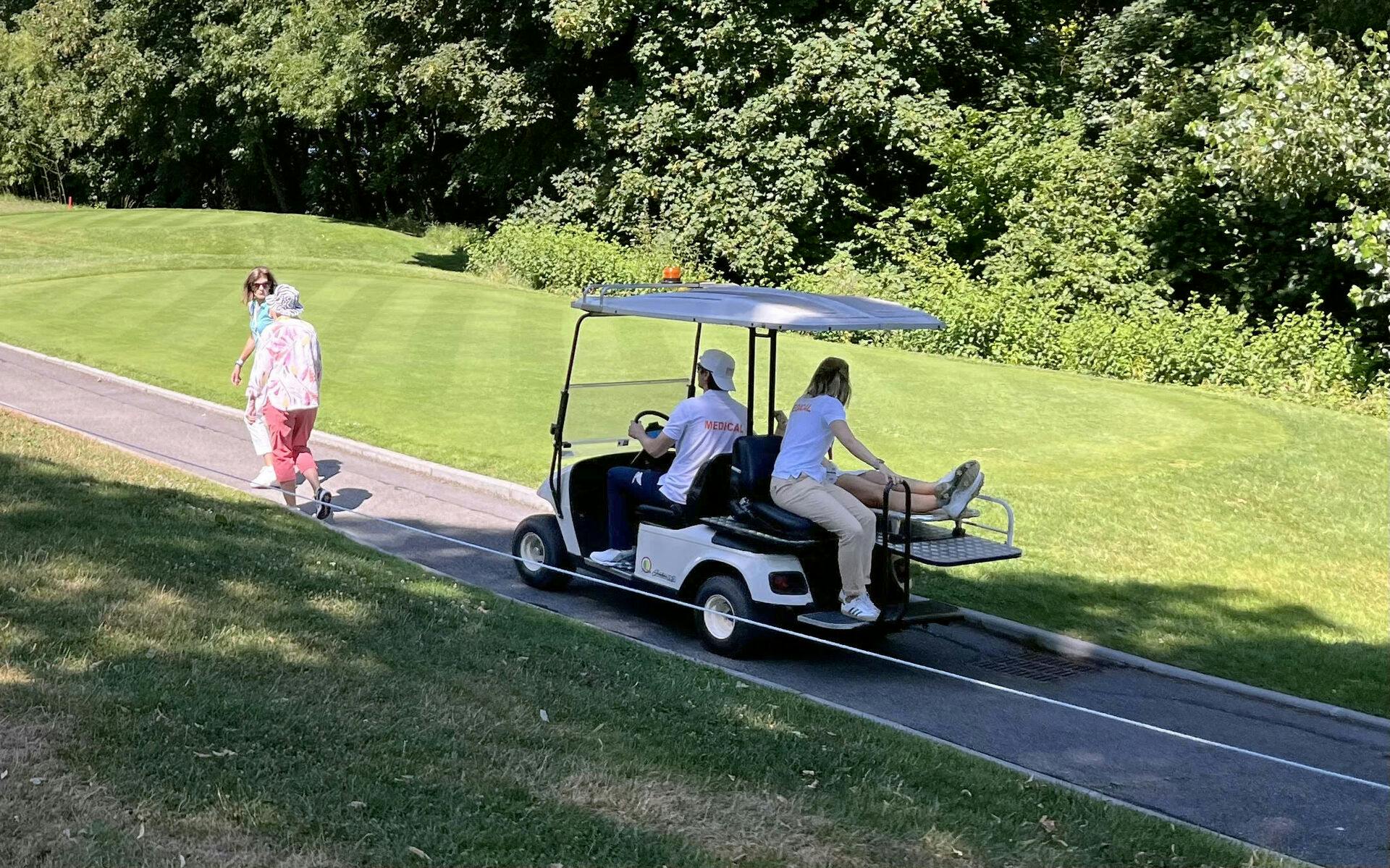Her bliver den engelske golfstjerne Charley Hull kørt væk liggende i en golfbil. Hun er nu udgået af turneringen.