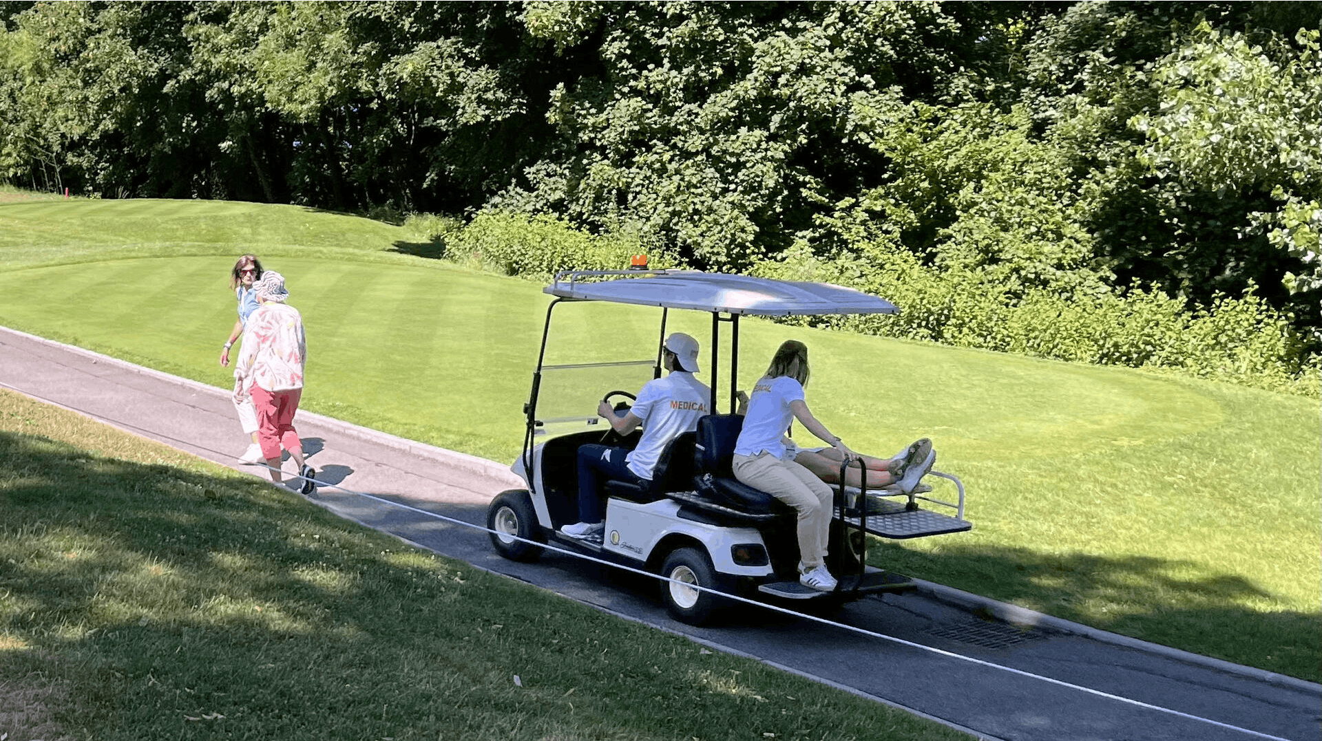 Her bliver den engelske golfstjerne Charley Hull kørt væk liggende i en golfbil. Hun er nu udgået af turneringen.