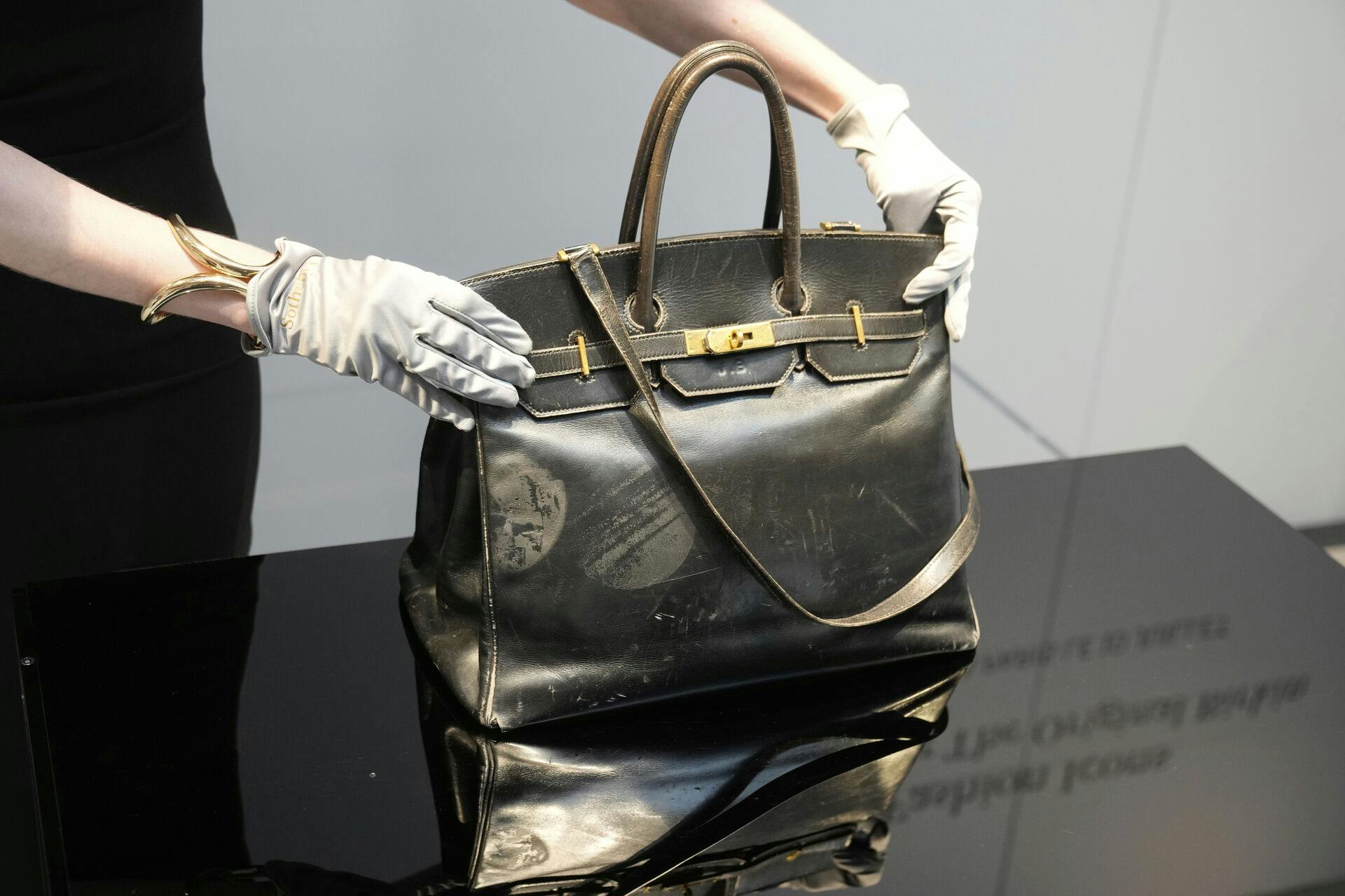 Selvom du ikke har råd til den originale Birkin-taske, kan det alligevel være svært at få fat i en moderne udgave. Det er nemlig de få og meget rige, som får lov til at købe tasken.