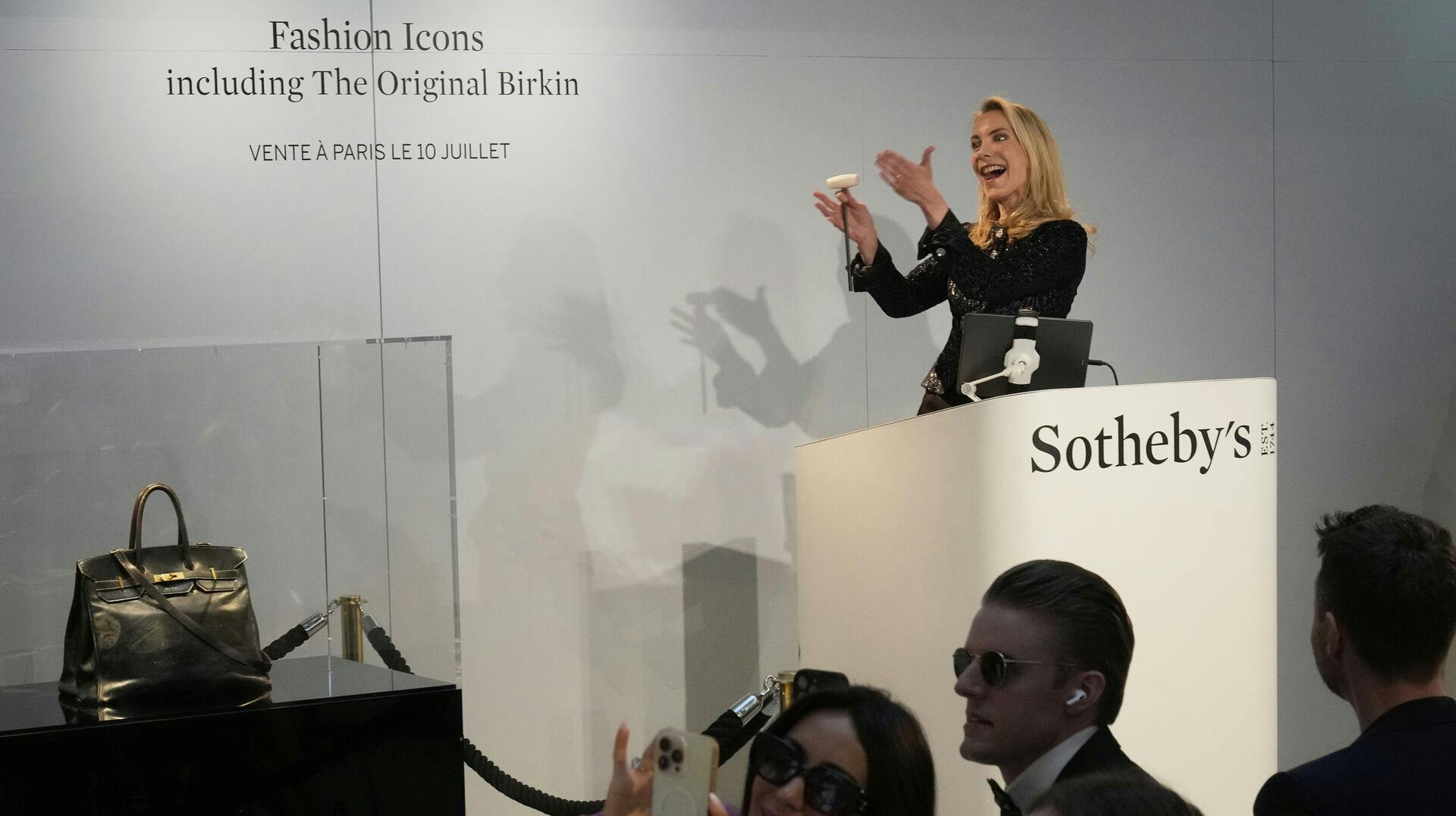 64 millioner kroner - og så var tasken solgt.