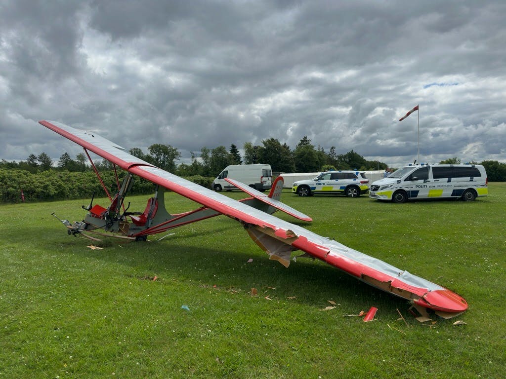 Det var dramatiske scener, der udspillede sig torsdag middag, da et fly ramte direkte med spidsen ned i jorden.