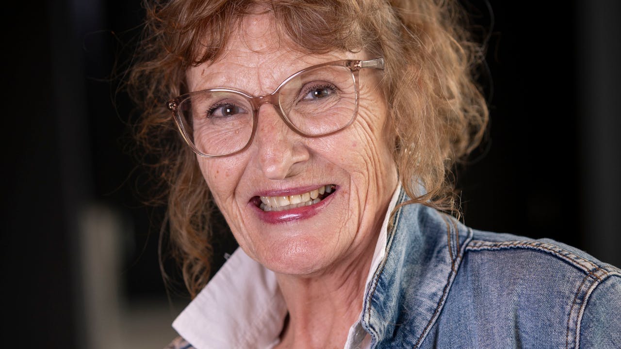 Bente Andersen fra "Hotel Romantik" blev gift som 18-årig og fik et barn. Senere mødte hun sit livs kærlighed. Begge mænd døde med godt et års mellemrum - den ene i hendes favn, den anden i hendes køkken.