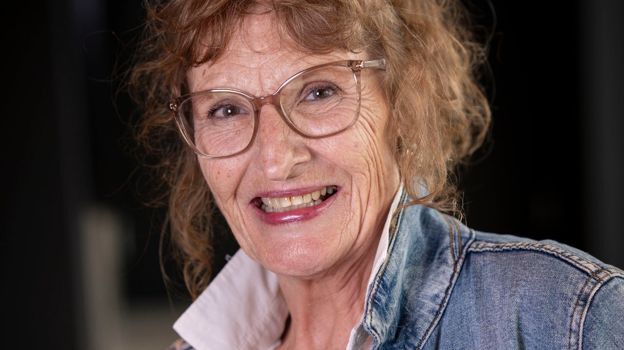 Bente Andersen fra "Hotel Romantik" blev gift som 18-årig og fik et barn. Senere mødte hun sit livs kærlighed. Begge mænd døde med godt et års mellemrum - den ene i hendes favn, den anden i hendes køkken.