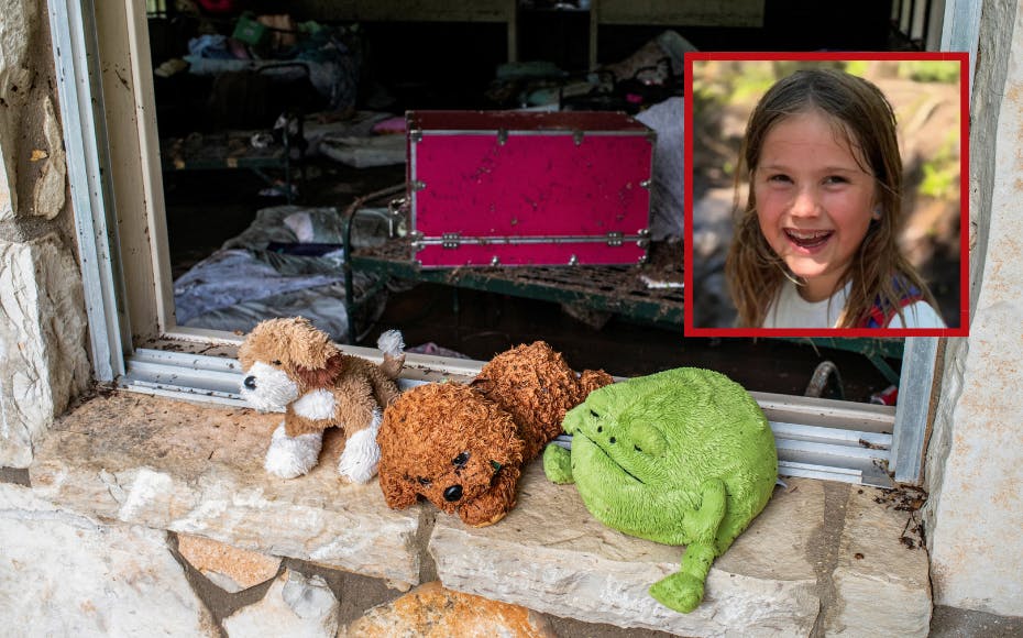 En mor, der mistede sin bare otteårige datter i de voldsomme oversvømmelser i Texas, leder med lys og lygte efter datterens elskede tøjbamse. – Det var hendes kæreste eje, siger moren