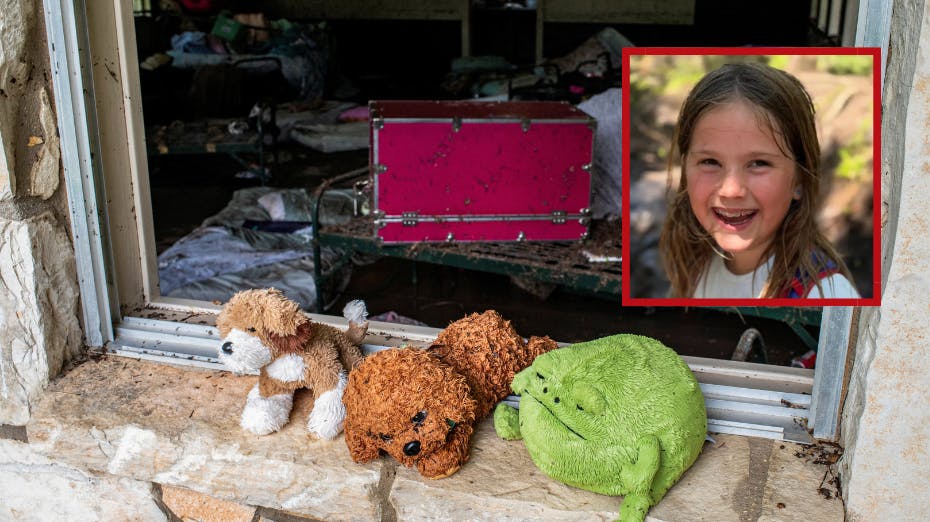 En mor, der mistede sin bare otteårige datter i de voldsomme oversvømmelser i Texas, leder med lys og lygte efter datterens elskede tøjbamse. – Det var hendes kæreste eje, siger moren