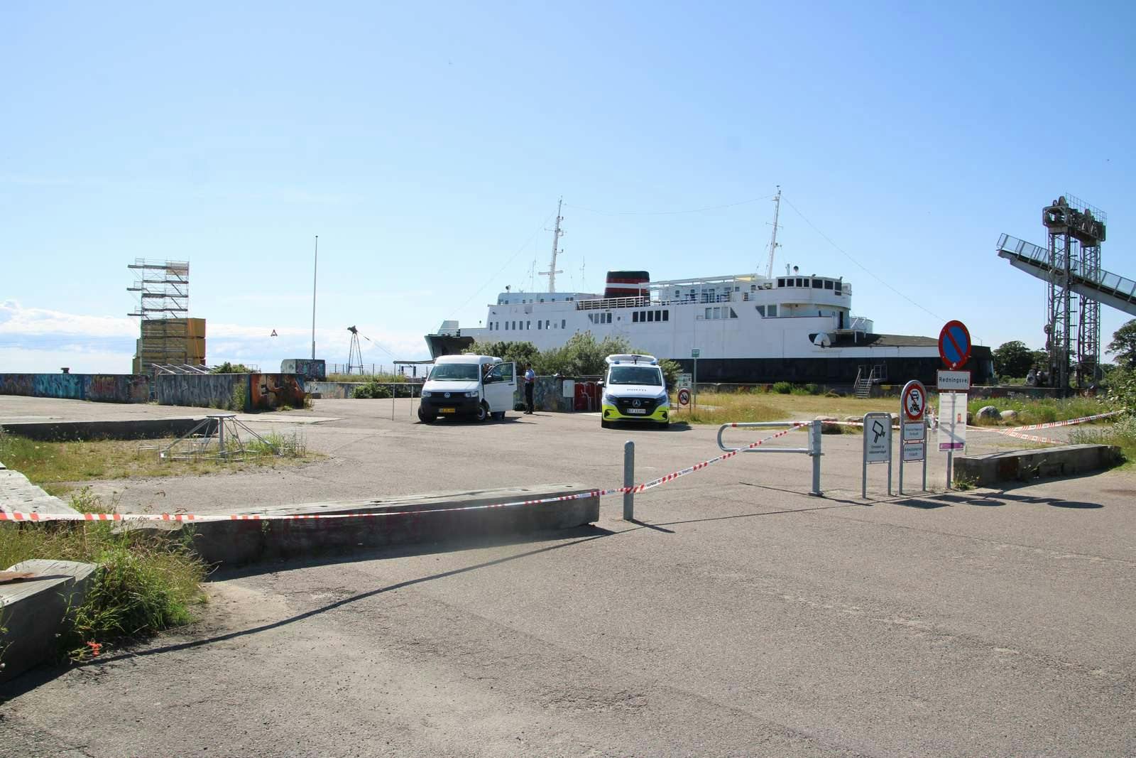 Flere betjente og kriminalteknikere rykkede ud til Halsskov Havn ved Korsør, efter der blev fundet en død 20-årig mand ved havneområdet.