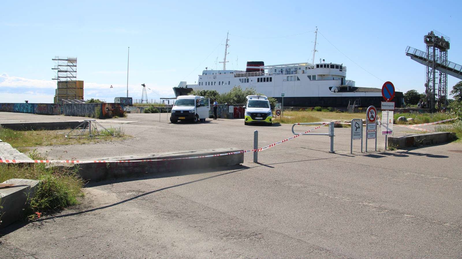 Flere betjente og kriminalteknikere rykkede ud til Halsskov Havn ved Korsør, efter der blev fundet en død 20-årig mand ved havneområdet.