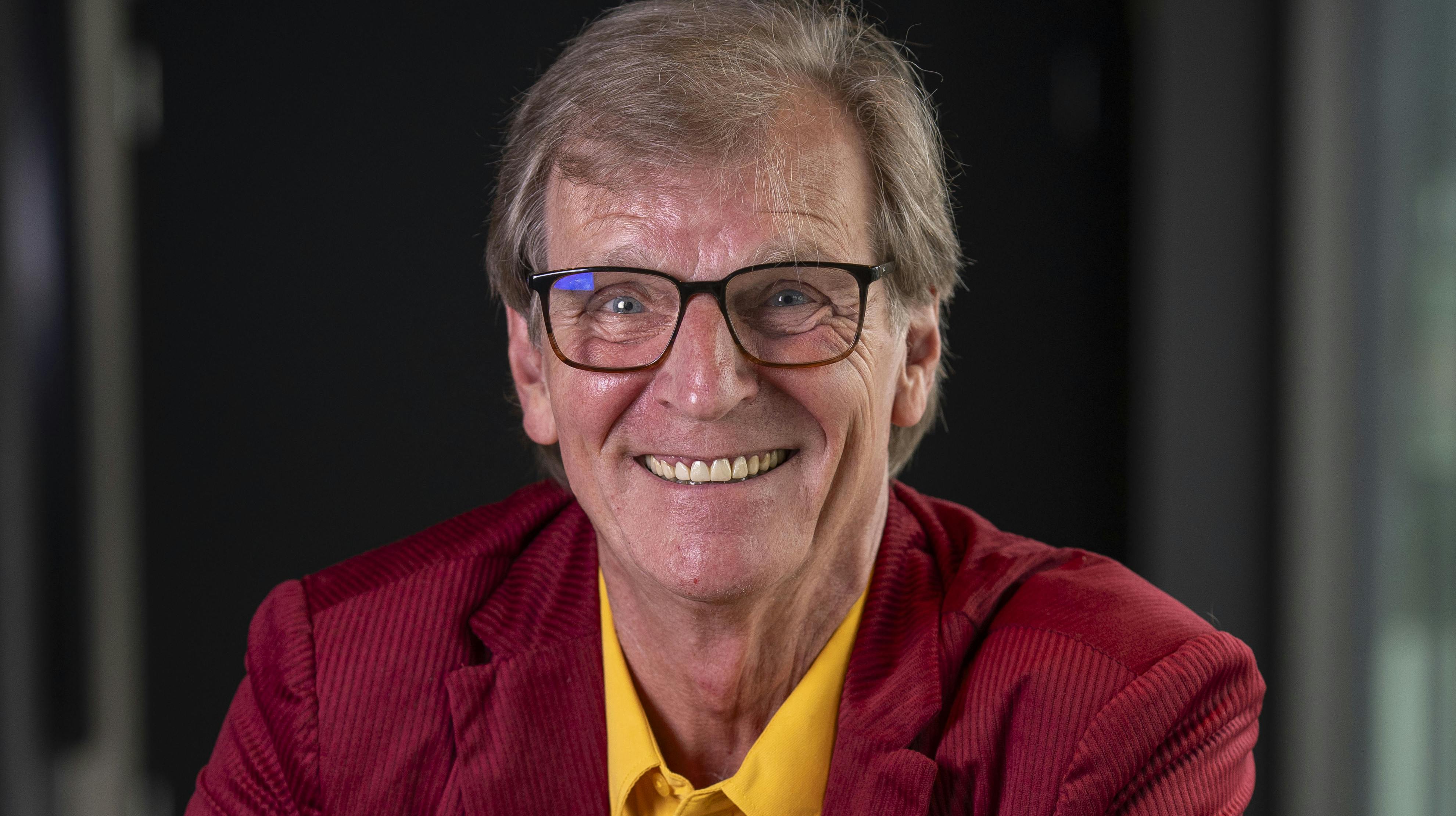 Kjeld Marslew, 77, hygger sig med både Kirsten og Bente i DR-programmet "Hotel Romantik". 