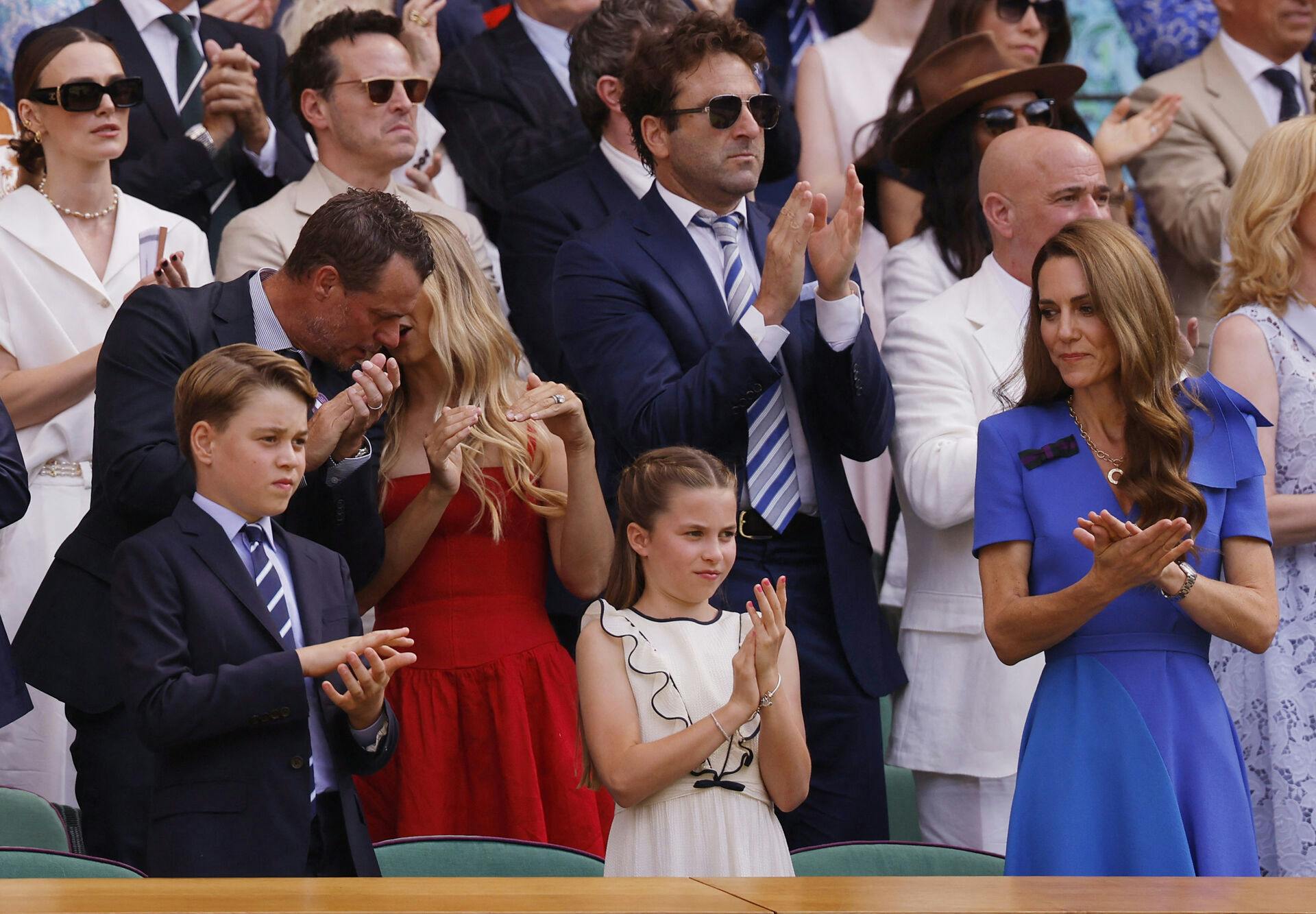 Her ses prinsesse Charlotte og prins George sammen med deres mor, prinsesse Kate.