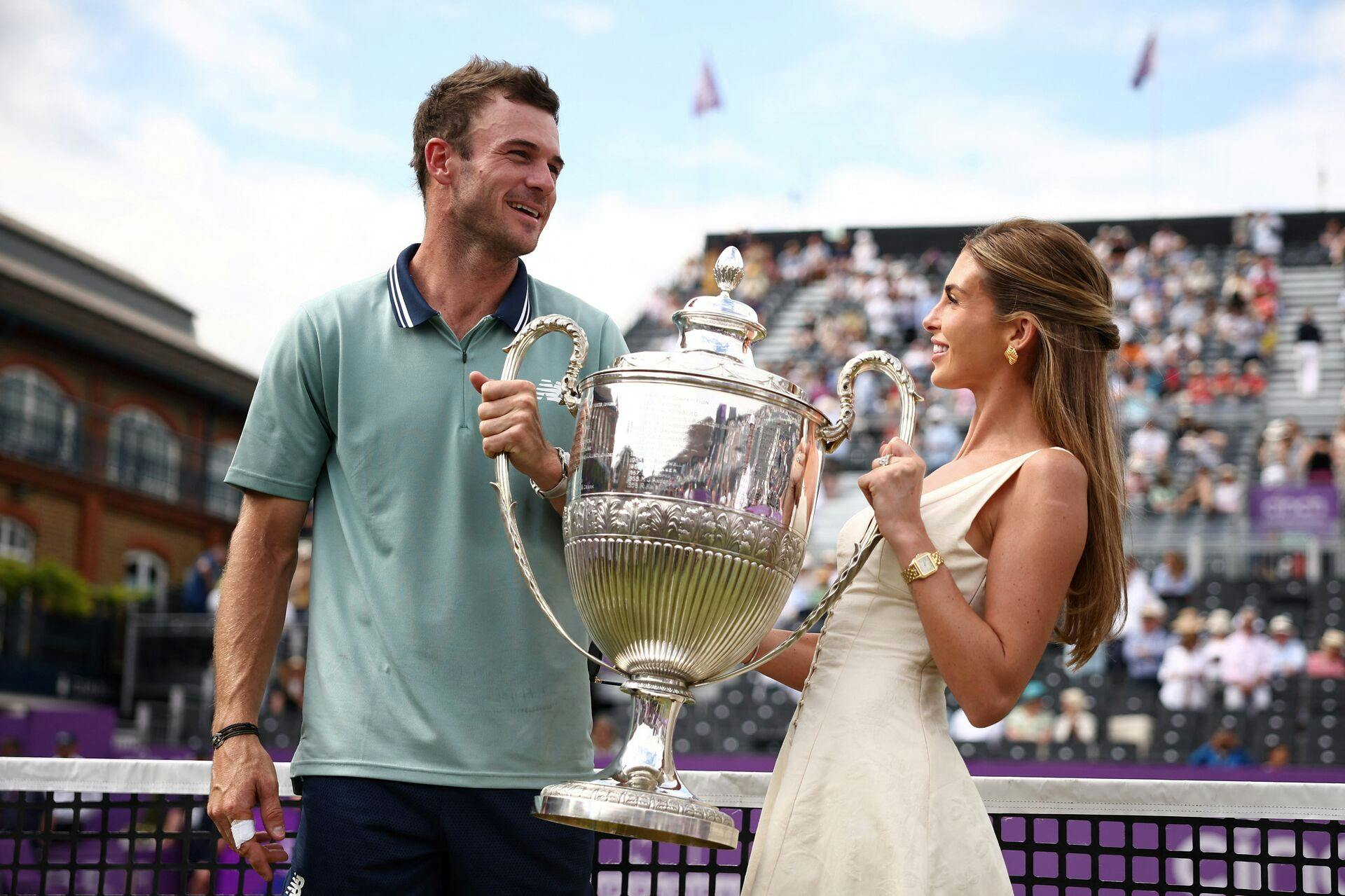Den amerikanske spiller Tommy Paul poserer sammen med sin partner Paige Lorenze, mens de holder trofæet efter hans sejr over italieneren Lorenzo Musetti i finalen i herresingle ved Cinch ATP Tennis Championships sidste år.