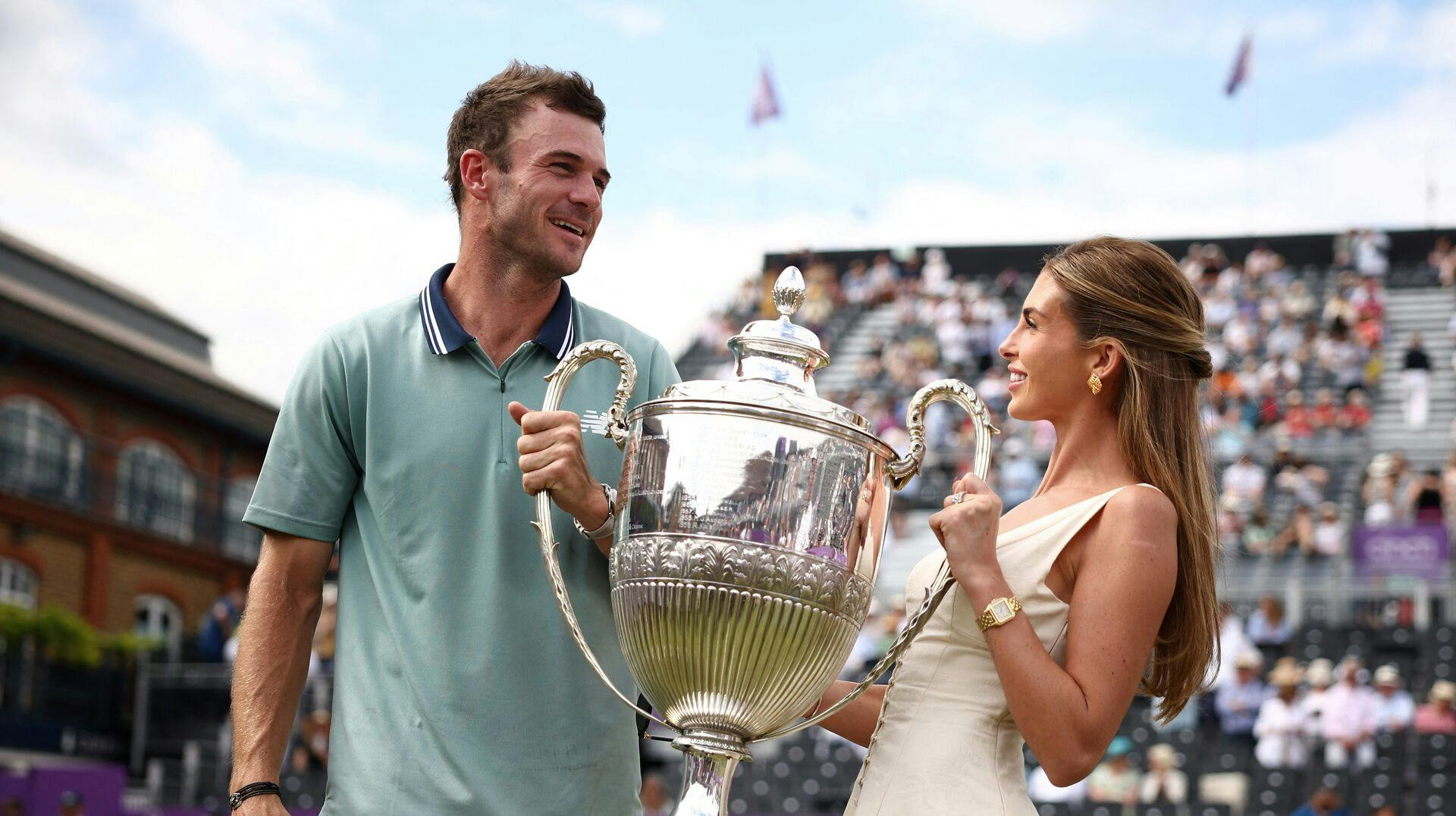 Den amerikanske spiller Tommy Paul poserer sammen med sin partner Paige Lorenze, mens de holder trofæet efter hans sejr over italieneren Lorenzo Musetti i finalen i herresingle ved Cinch ATP Tennis Championships sidste år.