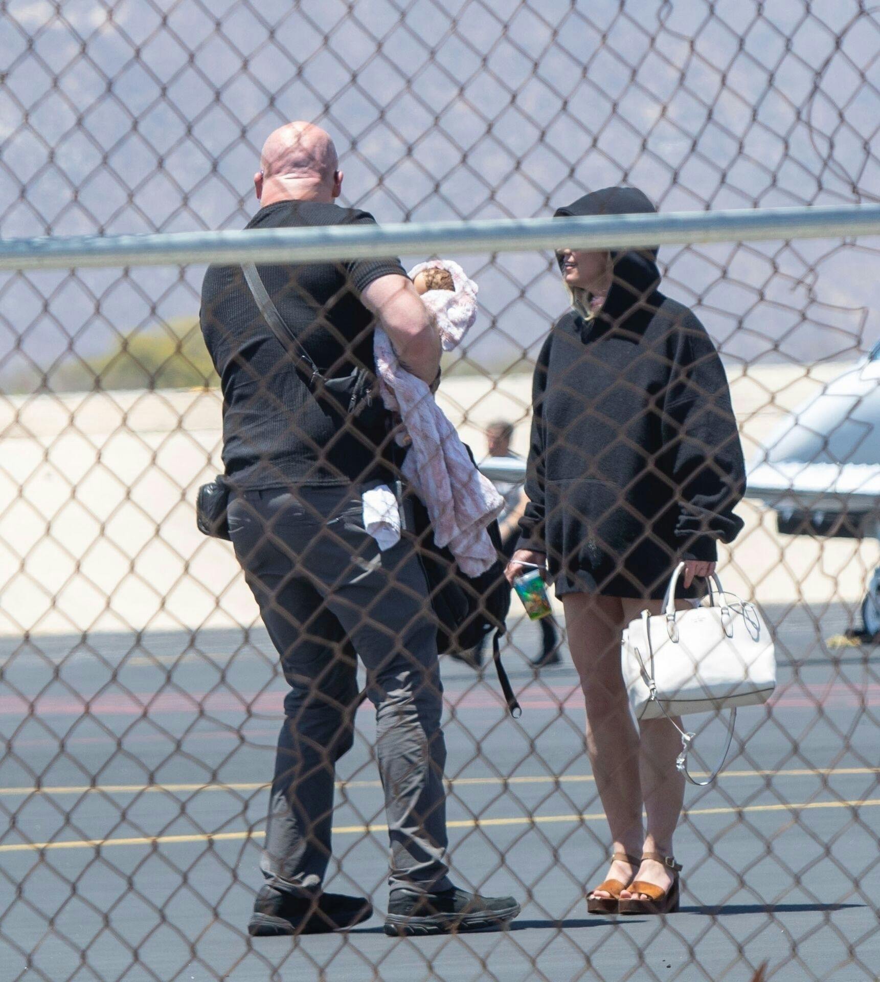 Britneys bodyguard blev i april spottet med lille babydukke, da hun ankom til Mexico. Lennon måske?