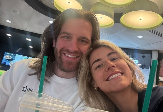 Efter måneders spekulationer er "Love Is Blind"-kollegerne, Sara Carton og Joey Leveille, endelig klar til at stå frem som par.