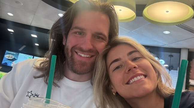 Efter måneders spekulationer er "Love Is Blind"-kollegerne, Sara Carton og Joey Leveille, endelig klar til at stå frem som par.