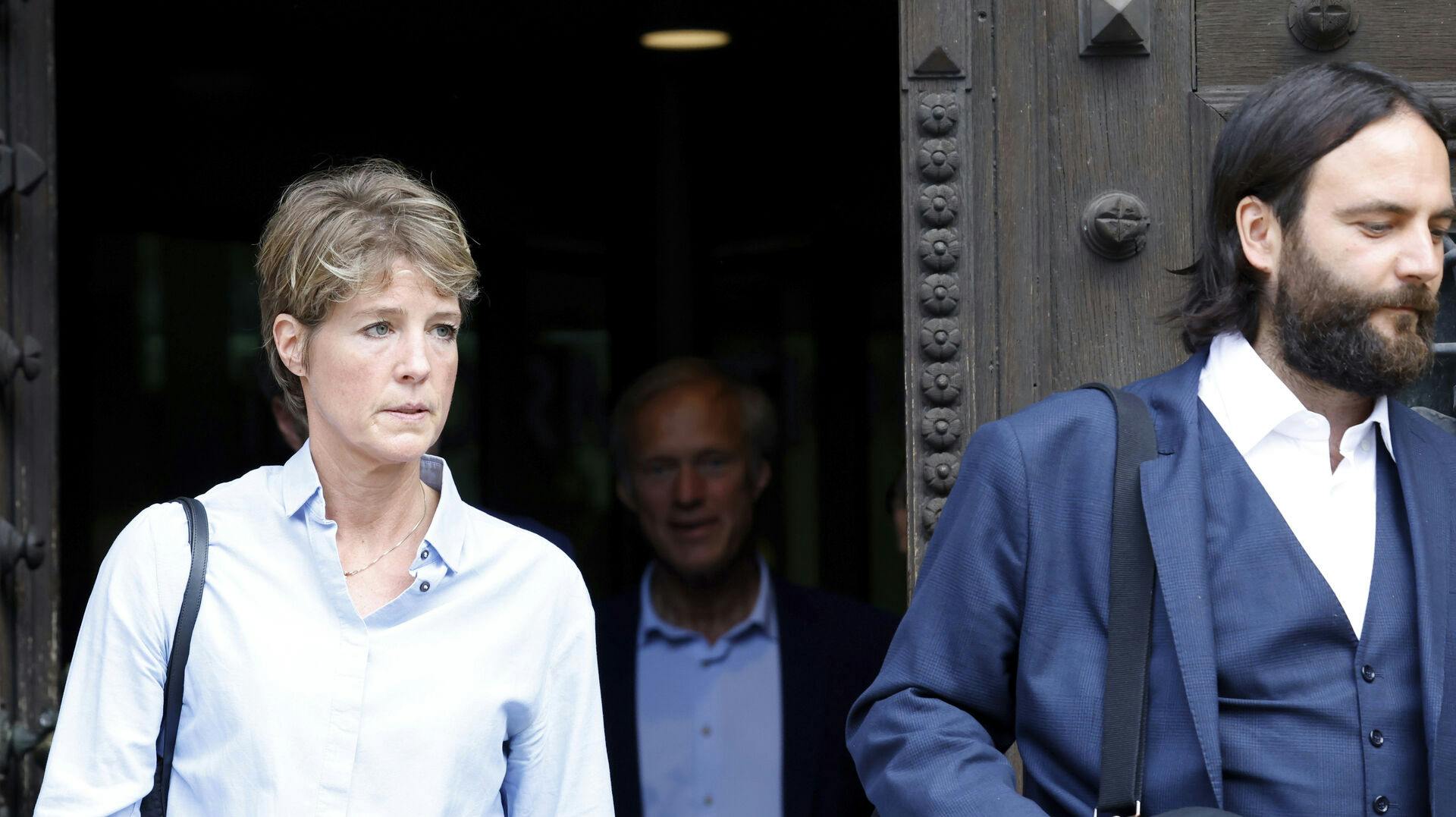 Christina Block - som anklages for at have bestilt kidnapningen af sine egne børn - forlader her retten i Hamborg.