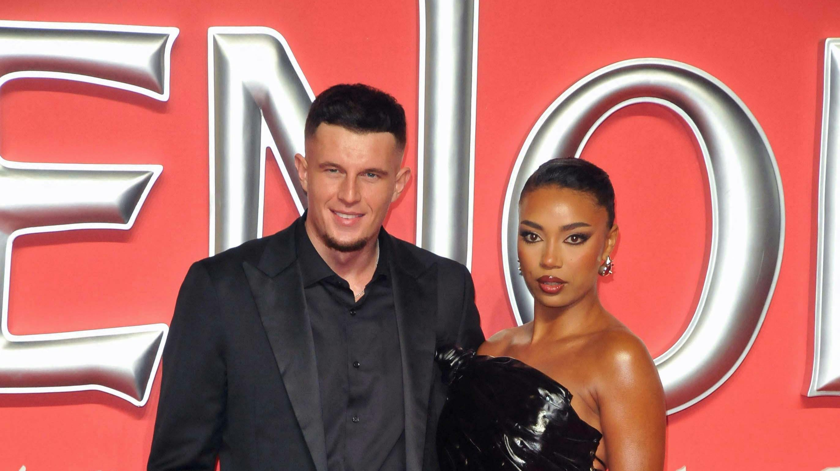 "Love Island UK"-parret Wil Anderson og Uma Jammeh er siden romance i villaen flyttet sammen og har fået sig en hund. Nu er parret også blevet forlovet.