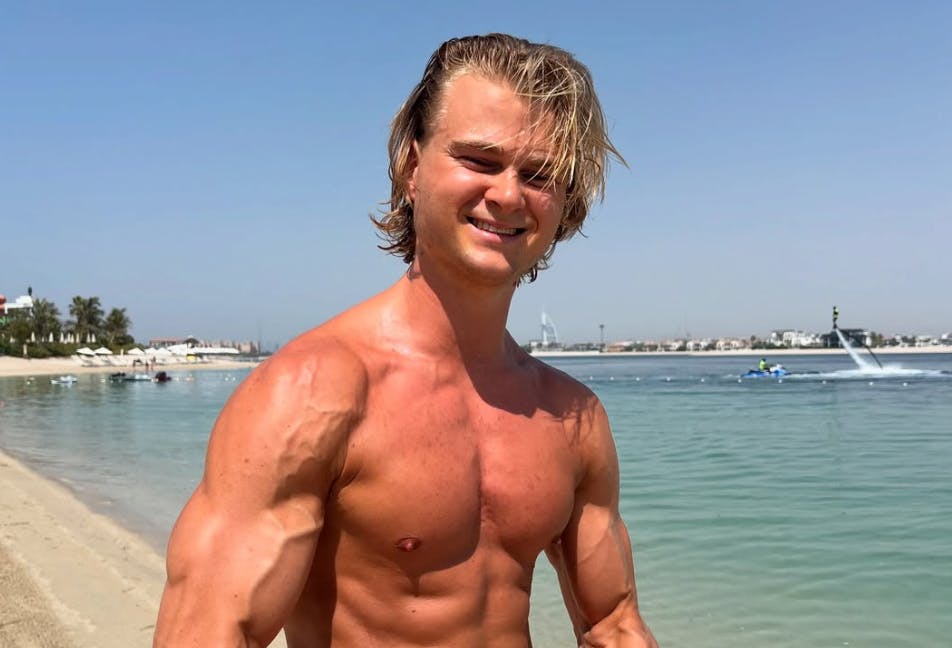 Den 22-årige influencer faldt i døden. 