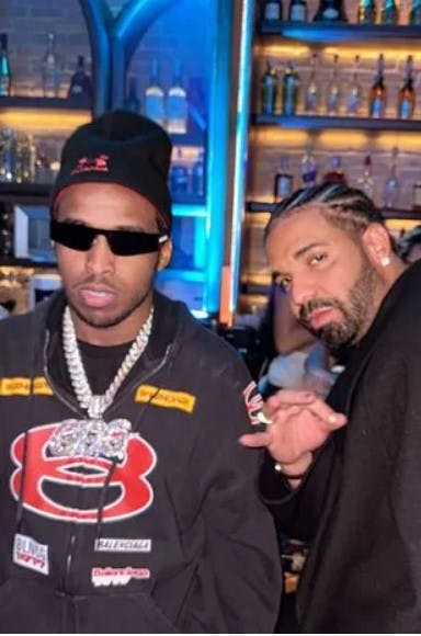 Her ses Drake og Top5 sammen. Angiveligt er de tætte venner.