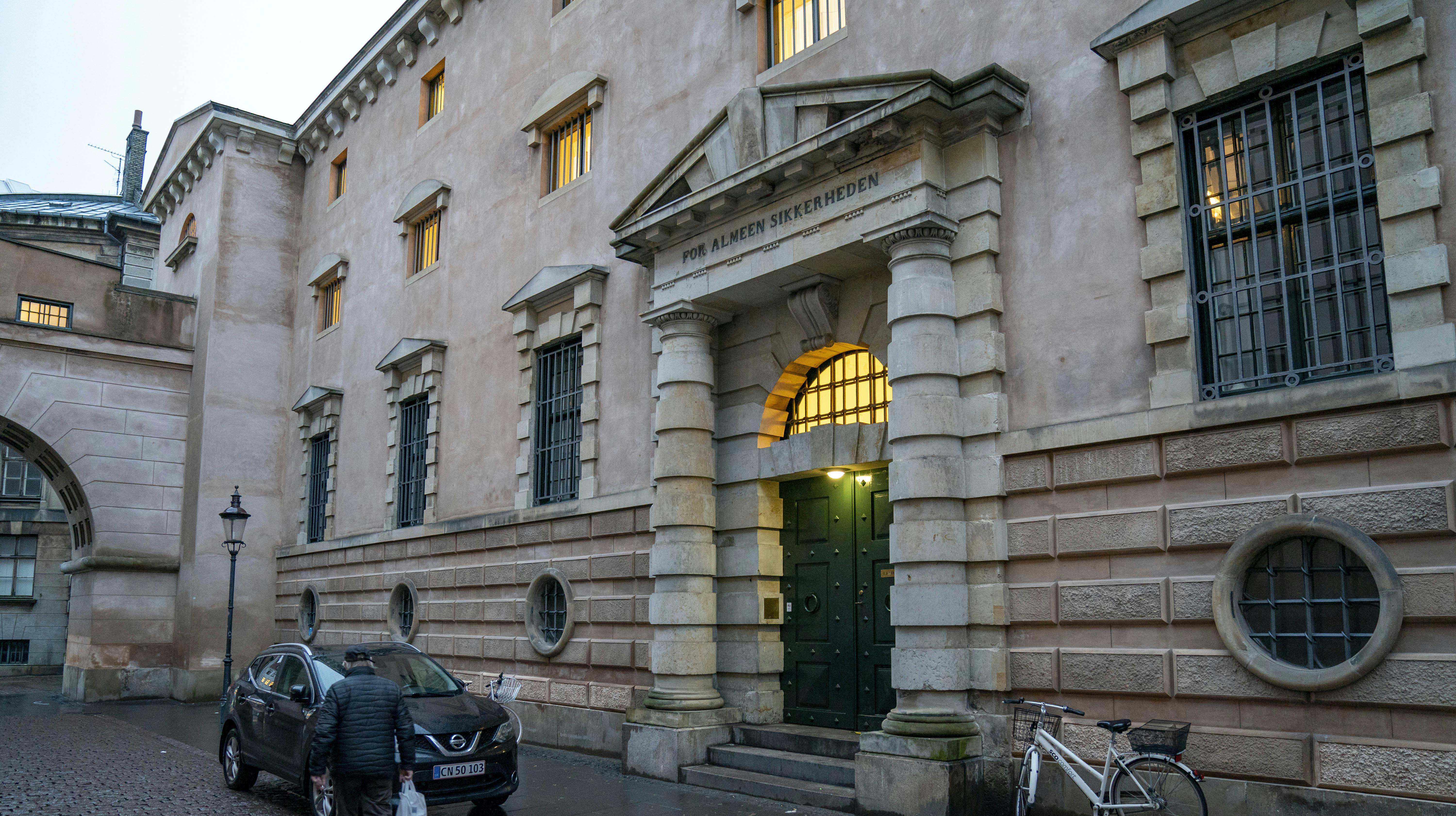 Manden blev onsdag fremstillet i grundlovsforhør ved Københavns Dommervagt. Han har erkendt sig delvist skyldig i at have slået uberettiget op i CPR-register, men nægter sig skyldig i medvirken til drabsforsøg.