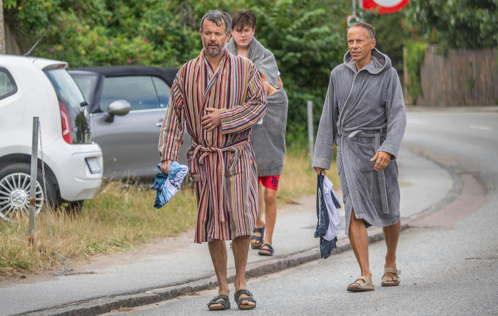 Sådan kan Danmark også møde en afslappet Frederik - nemlig hjemme i Danmark i Tisvilde hvor de private ferier også er yndede.