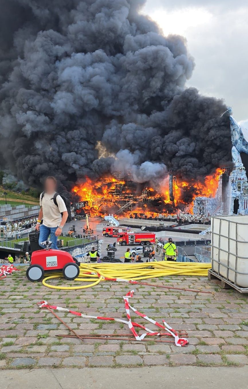 En voldsom brand er brudt ud på hovedscenen på Tomorrowland.